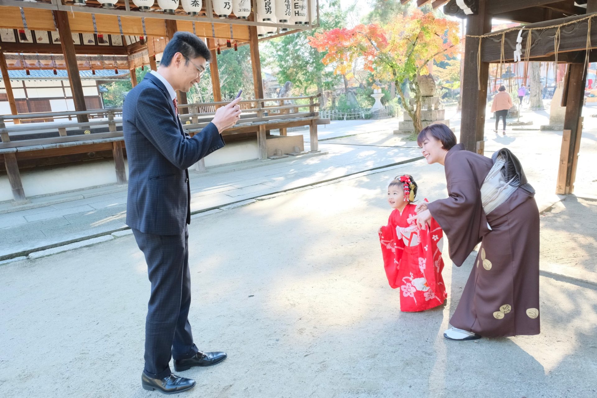 京都今宮神社で七五三の女の子の着物の写真