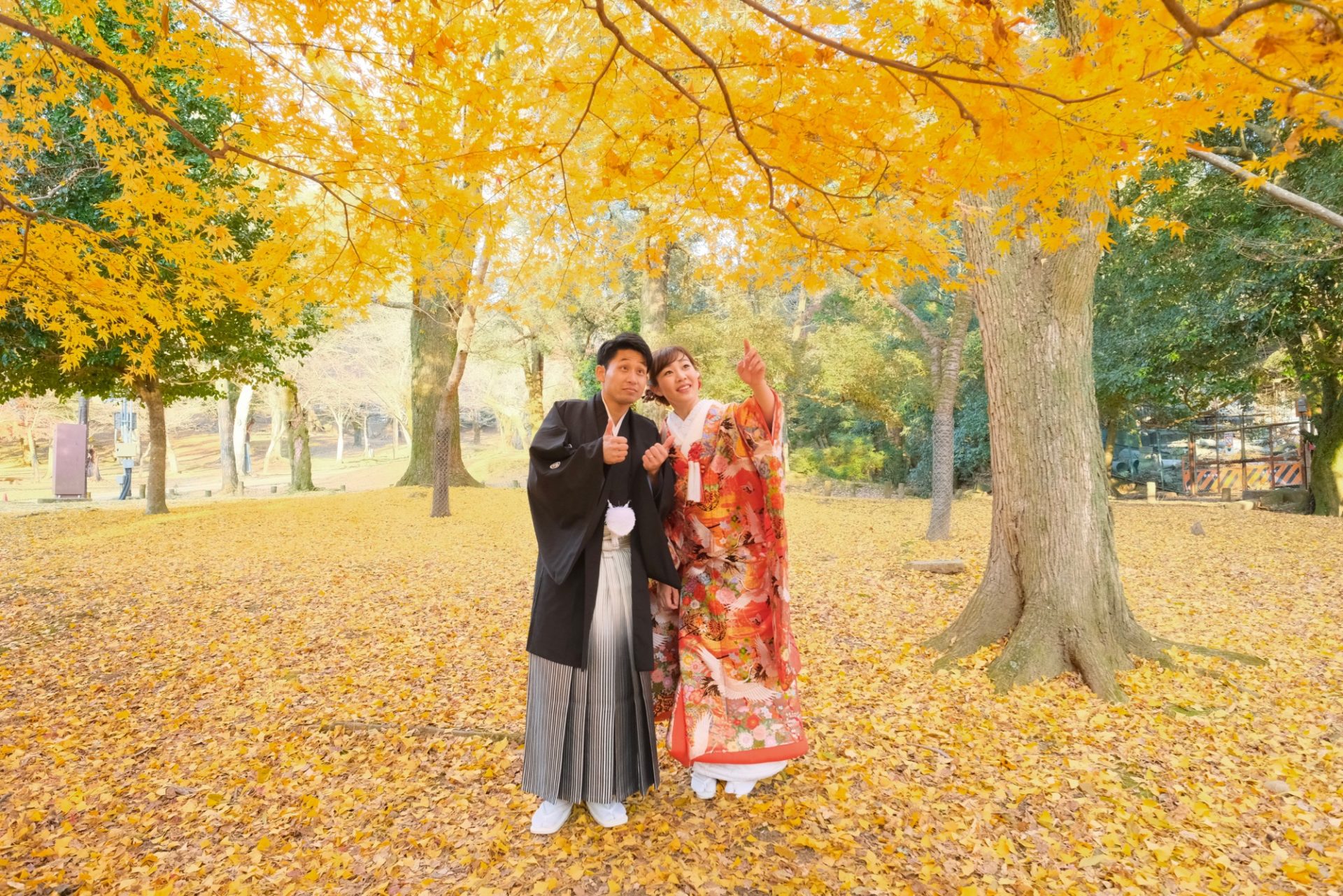 奈良の紅葉で結婚式の和装前撮り写真