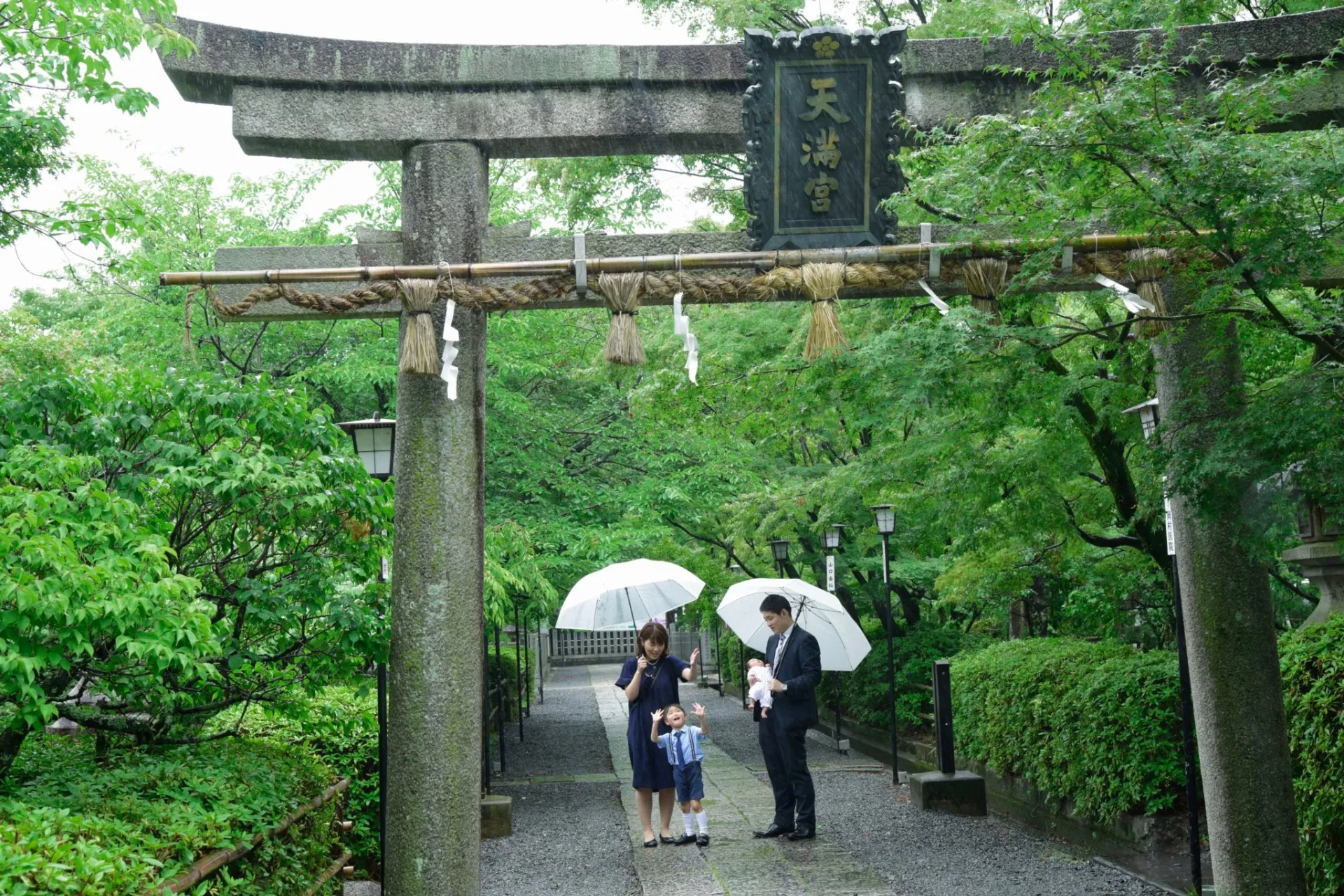 長岡天満宮のお宮参りは恵の雨で新緑が綺麗！