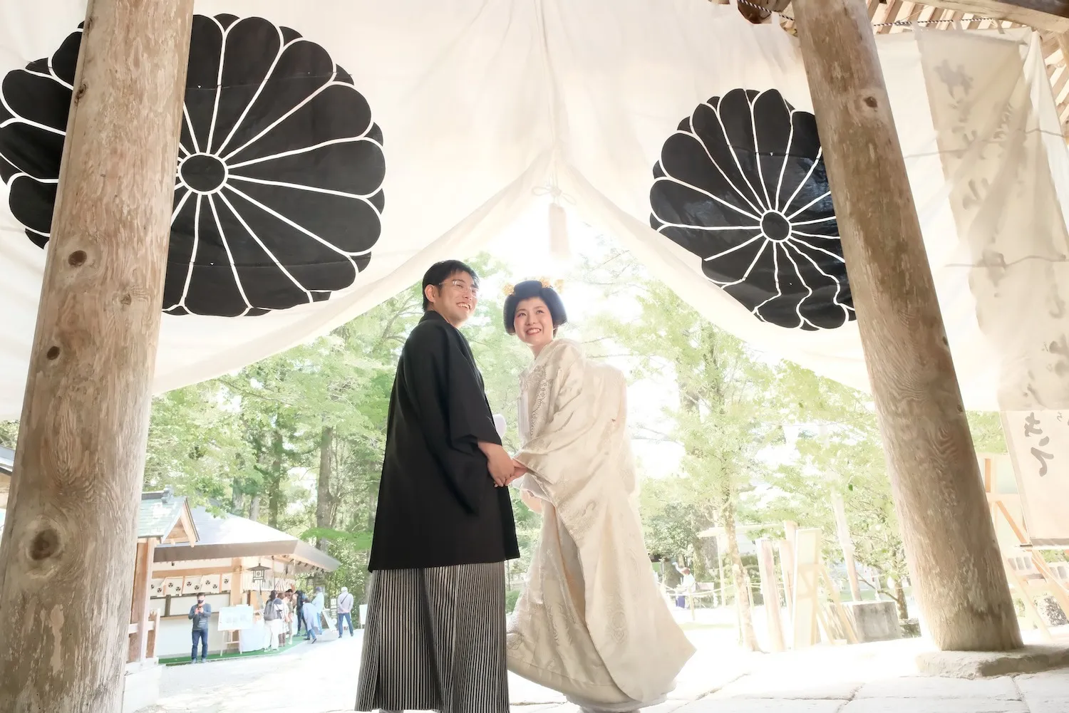 和装のカップルが神社で美しく輝く　着物ウェディングの魅力とは？