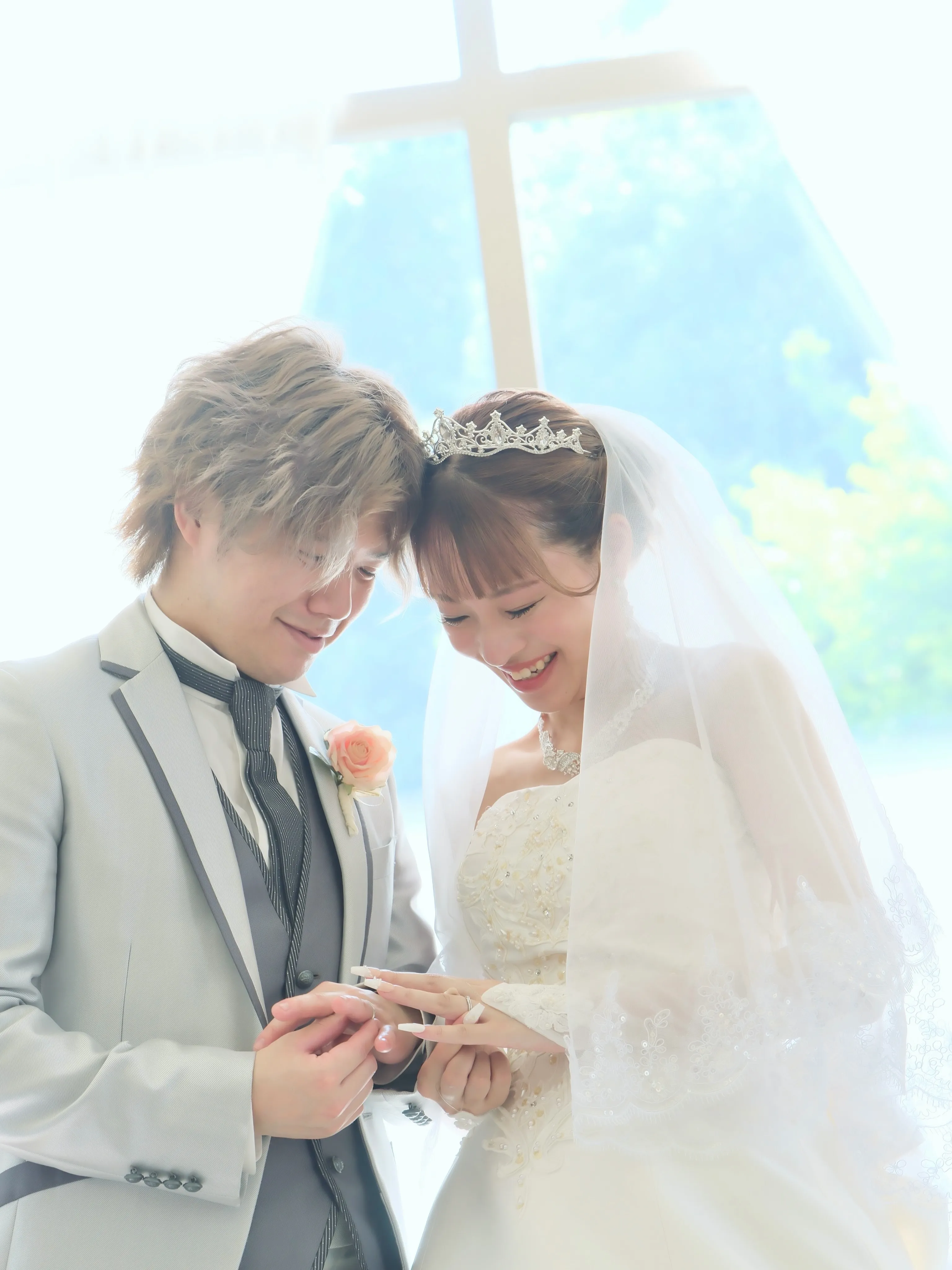 チャペルで撮影する結婚式のようなフォトウエディング