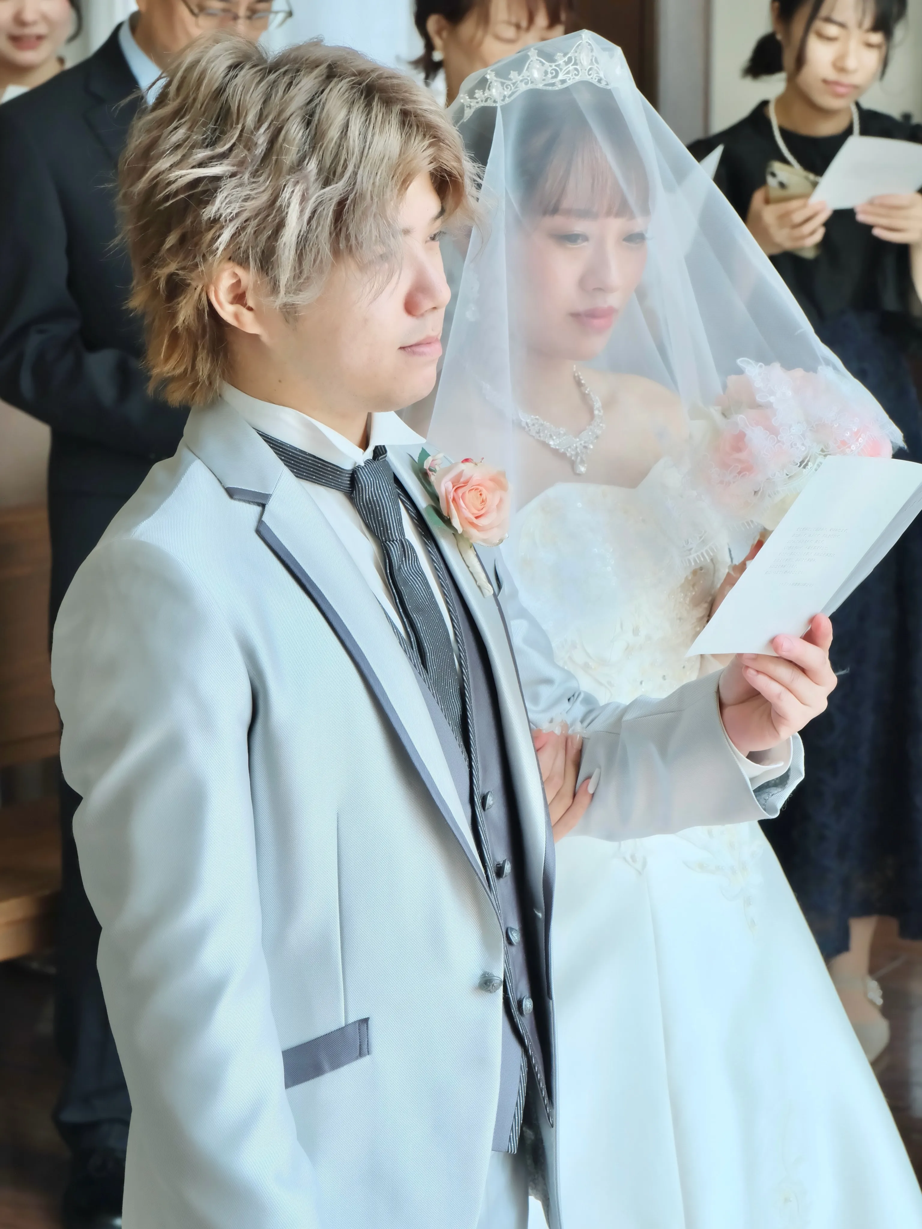 チャペルで撮影する結婚式のようなフォトウエディング