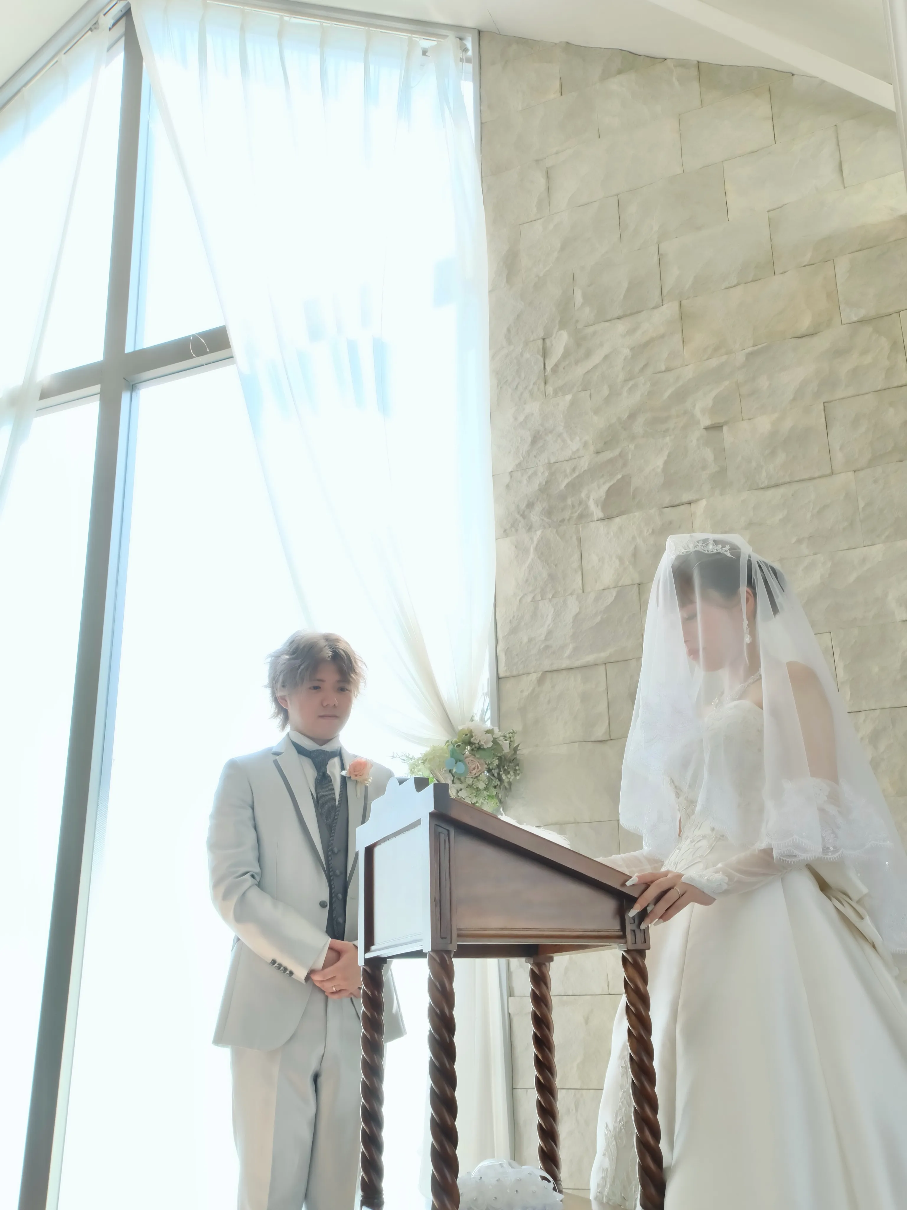 チャペルで撮影する結婚式のようなフォトウエディング