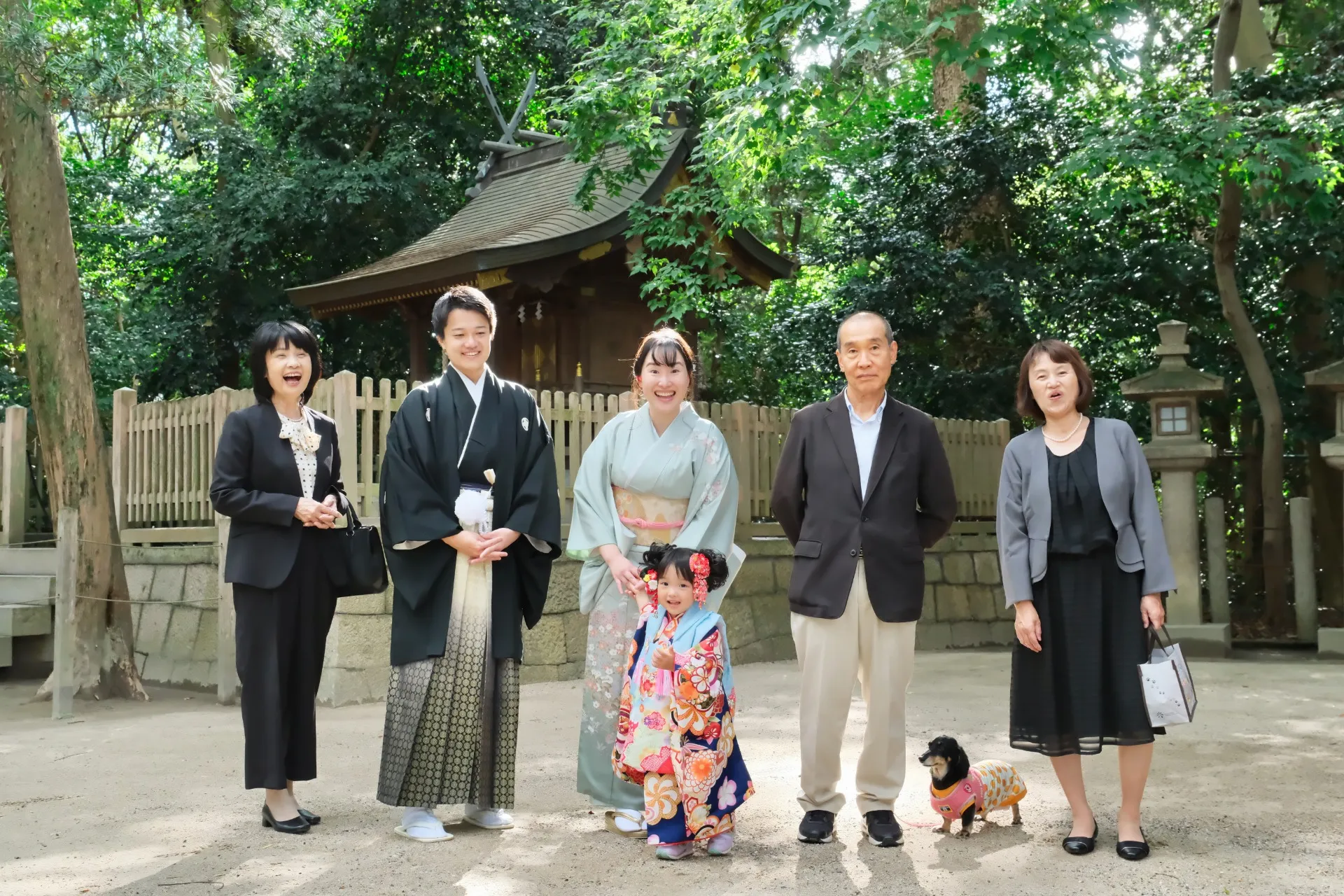 西宮神社で3歳の七五三|着物姿のご両親と愛犬も一緒に撮影