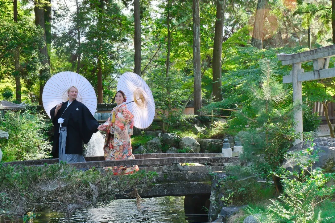 建部大社で国際結婚｜白無垢と紋付袴で叶える神前結婚式