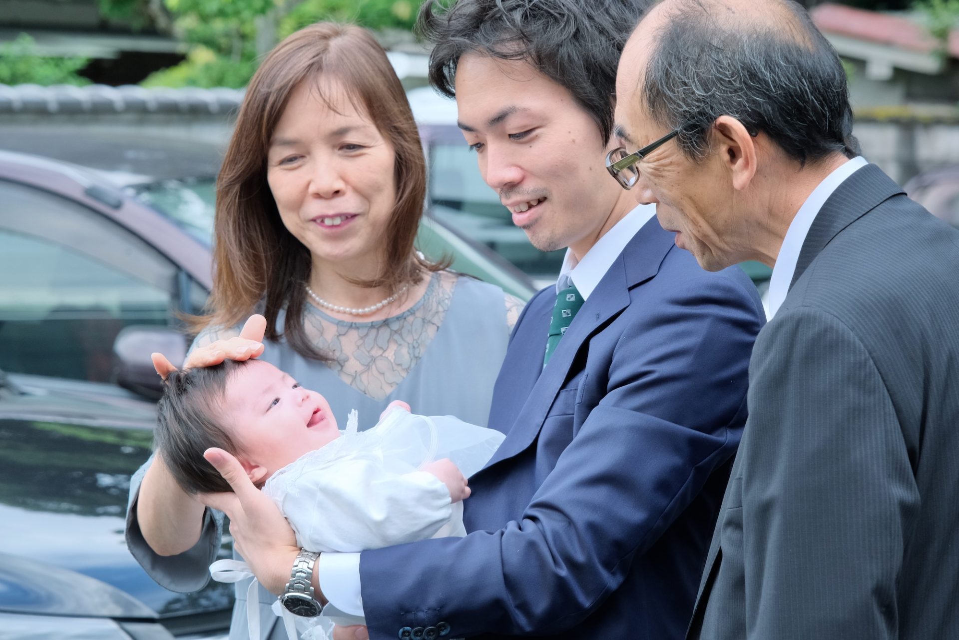 大神神社でお宮参りの赤ちゃん