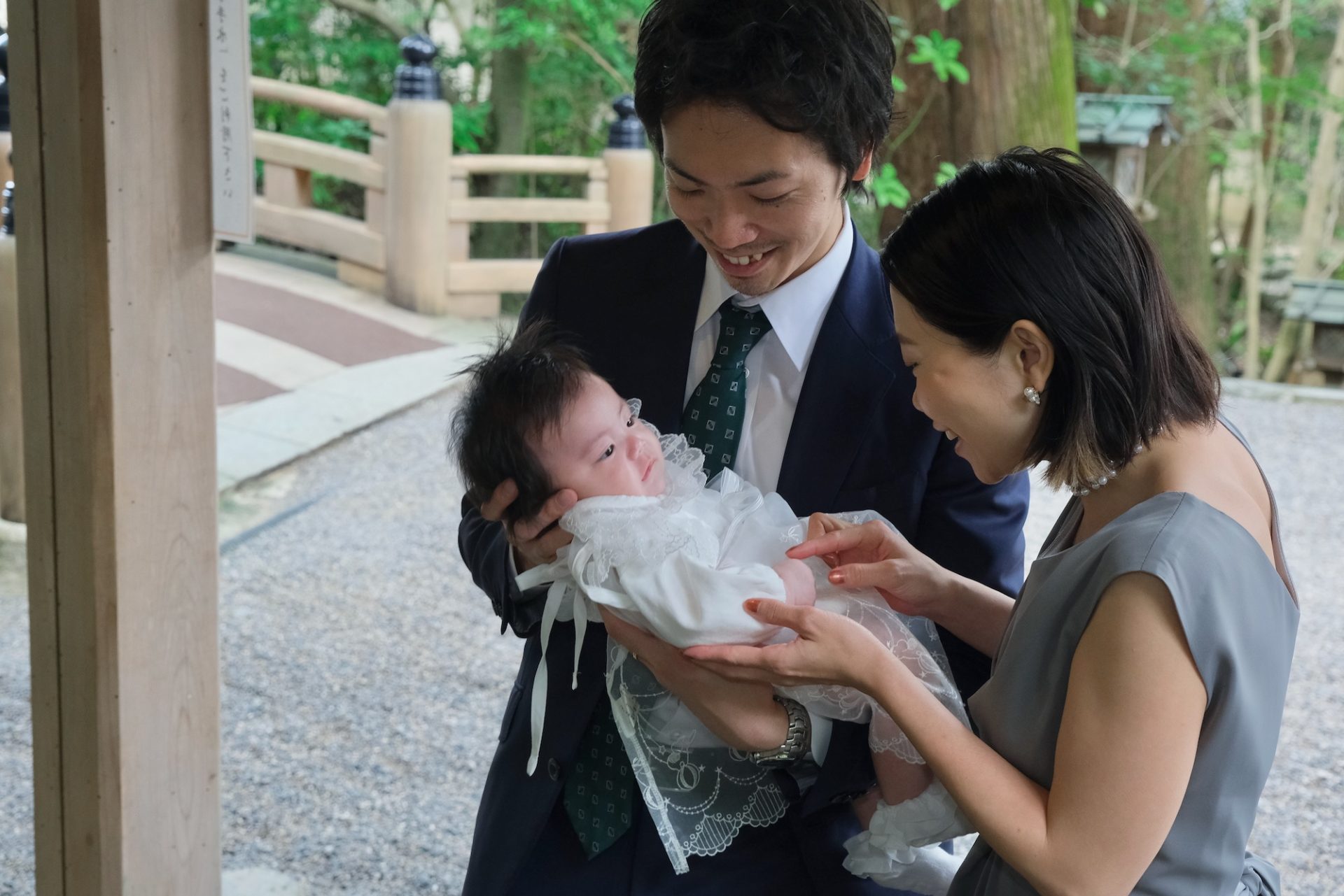 大神神社でお宮参りの赤ちゃん