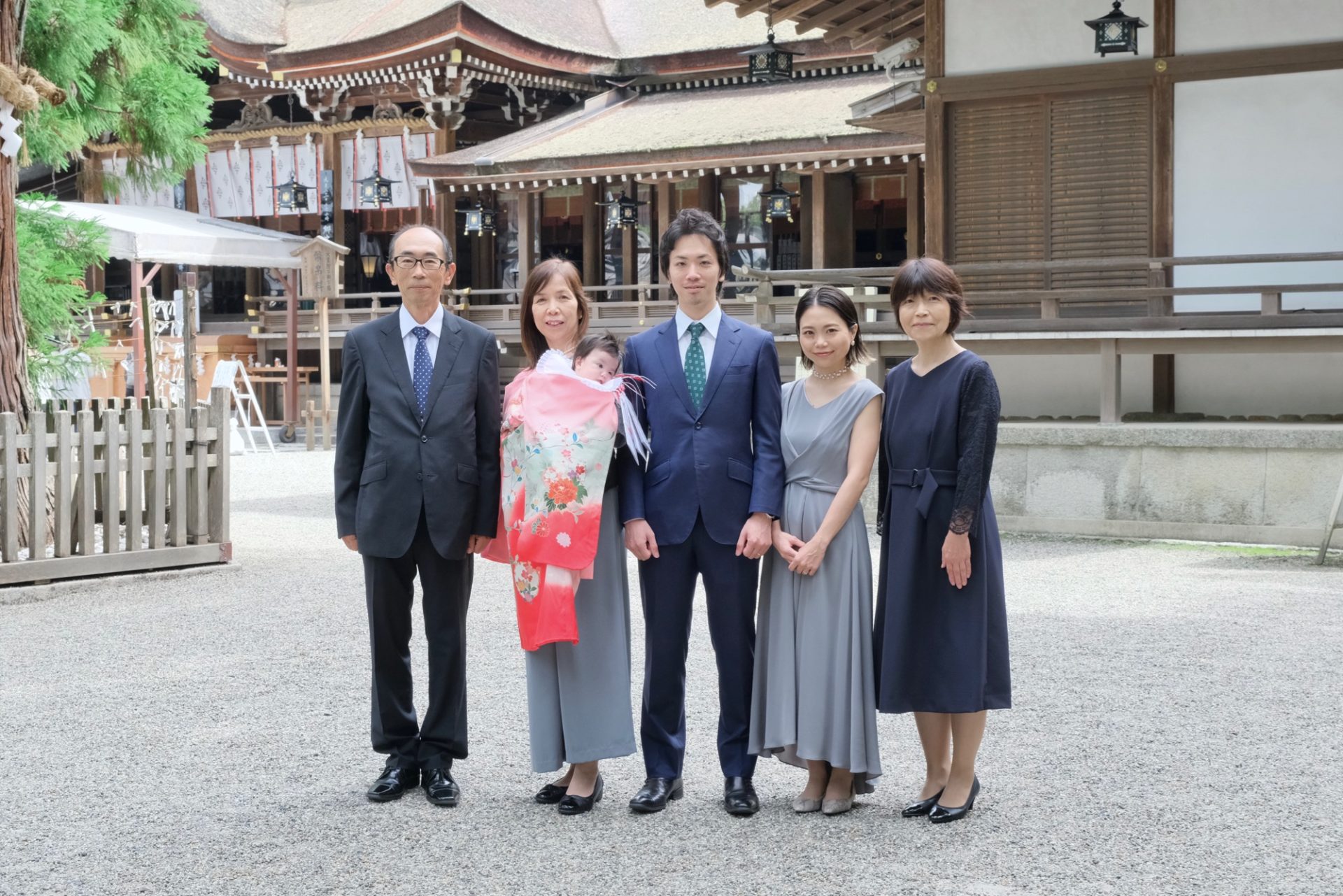 大神神社でお宮参りの赤ちゃん