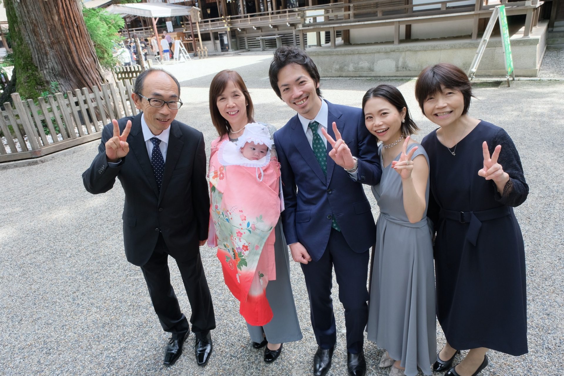 大神神社でお宮参りの赤ちゃん