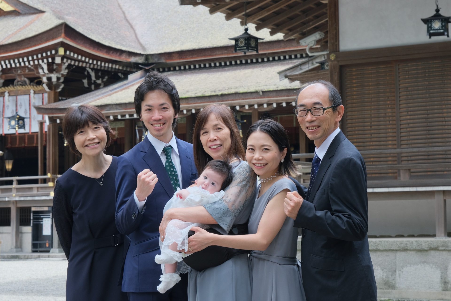 大神神社でお宮参りの赤ちゃん