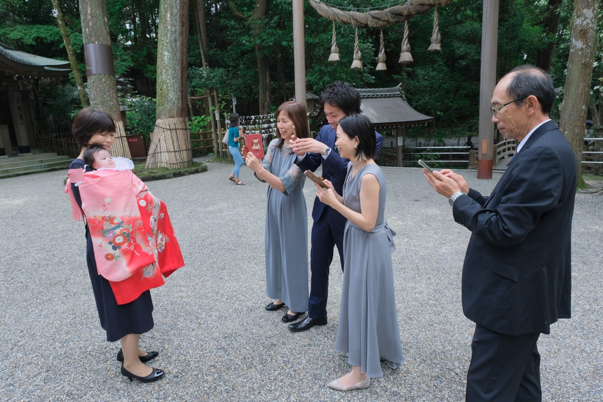 大神神社でお宮参りの赤ちゃん