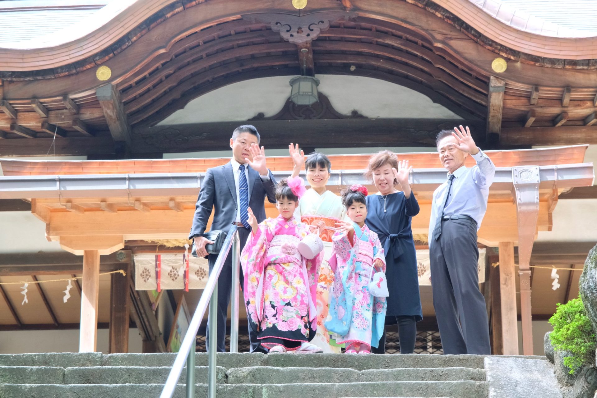 【奈良県生駒市の往馬大社で七五三】女の子二人の着物姿がカラフルで可愛い！