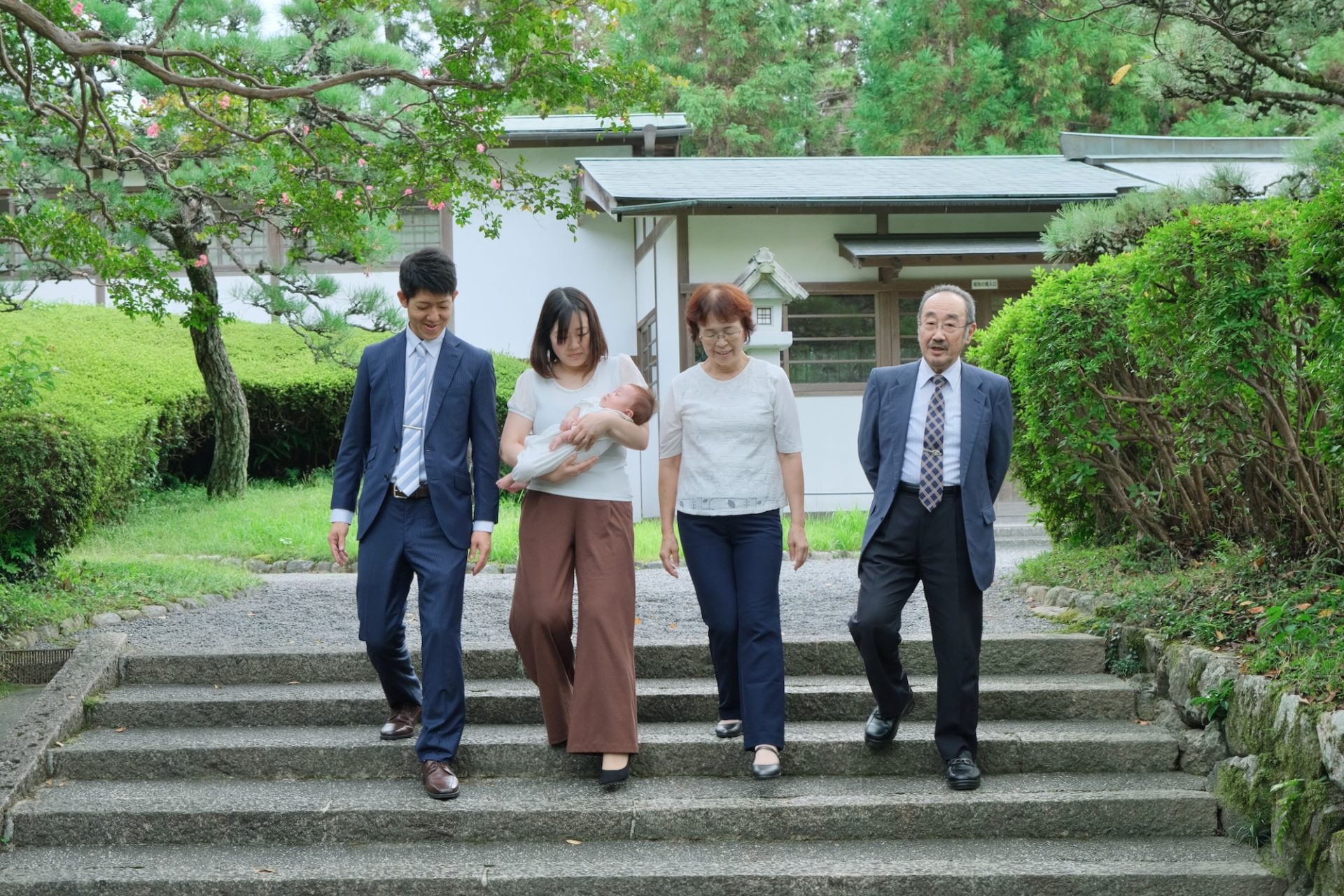 大神神社でお宮参りの赤ちゃん