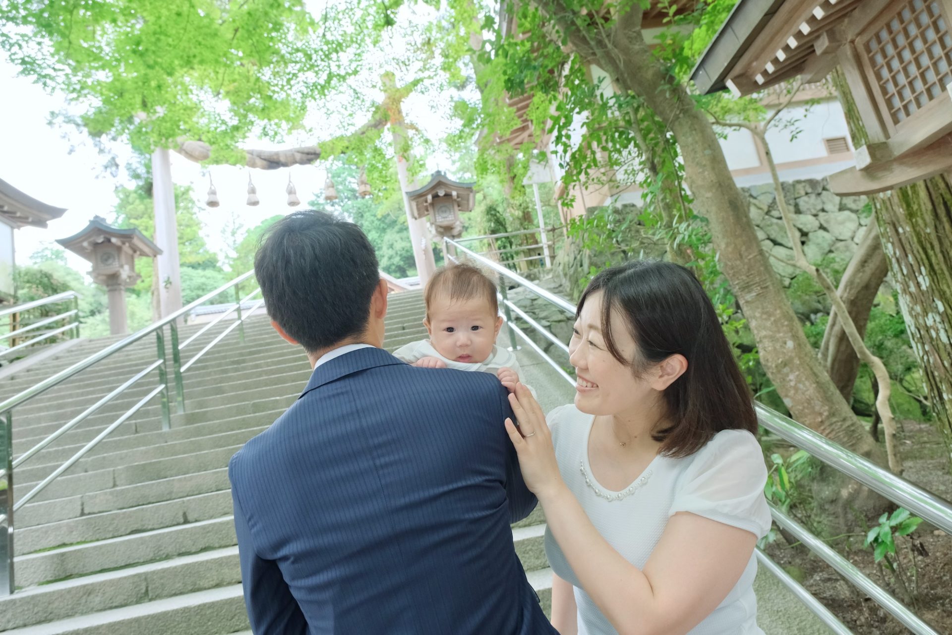 大神神社でお宮参りの赤ちゃん
