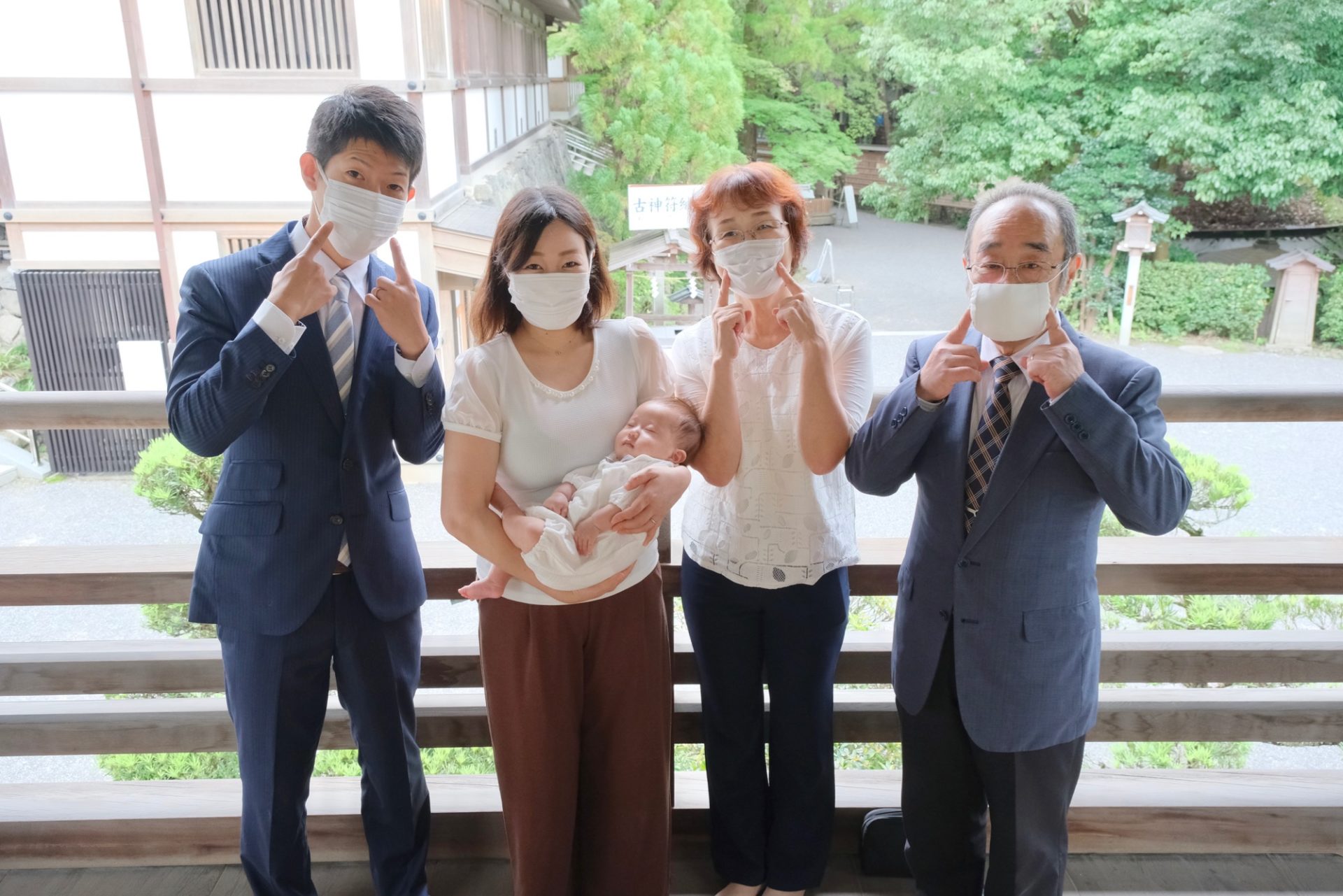 大神神社でお宮参りの赤ちゃん