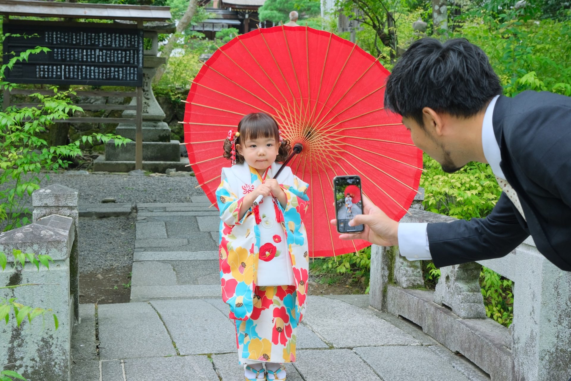 松尾大社で七五三の女の子