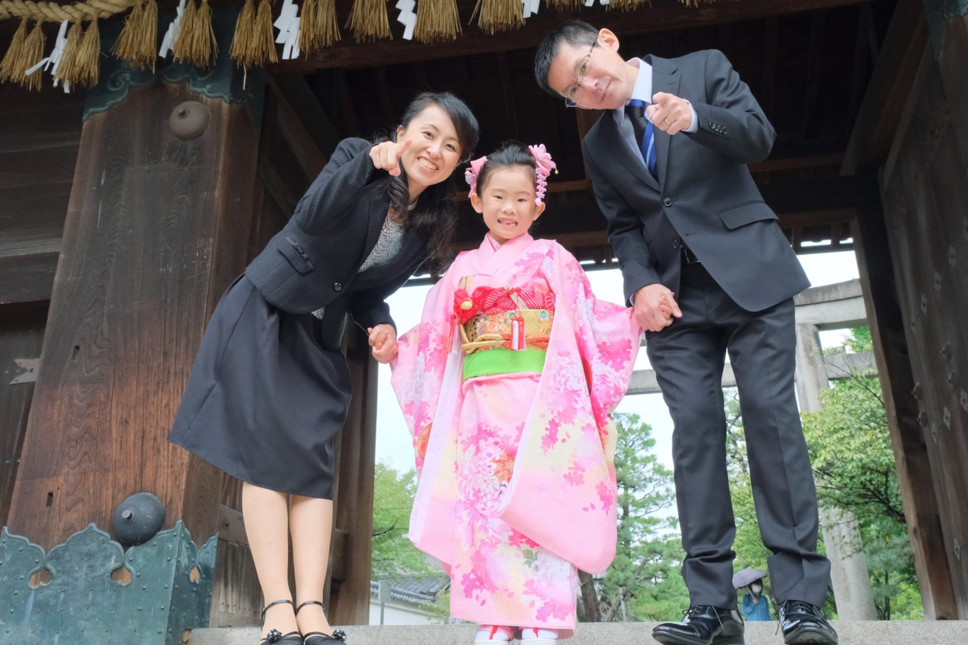 御香宮神社で七五三の女の子の着物