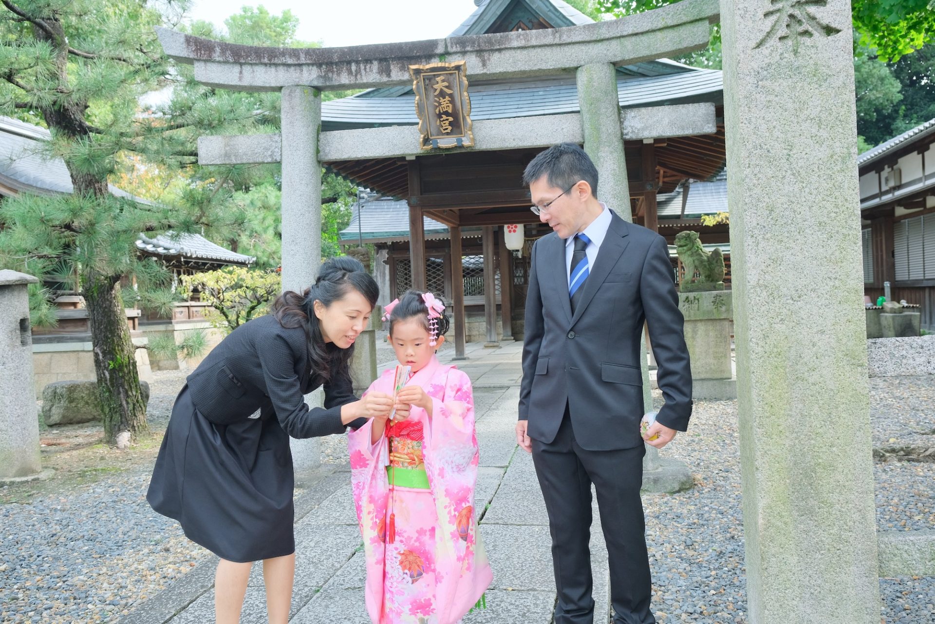 御香宮神社で七五三の女の子の着物