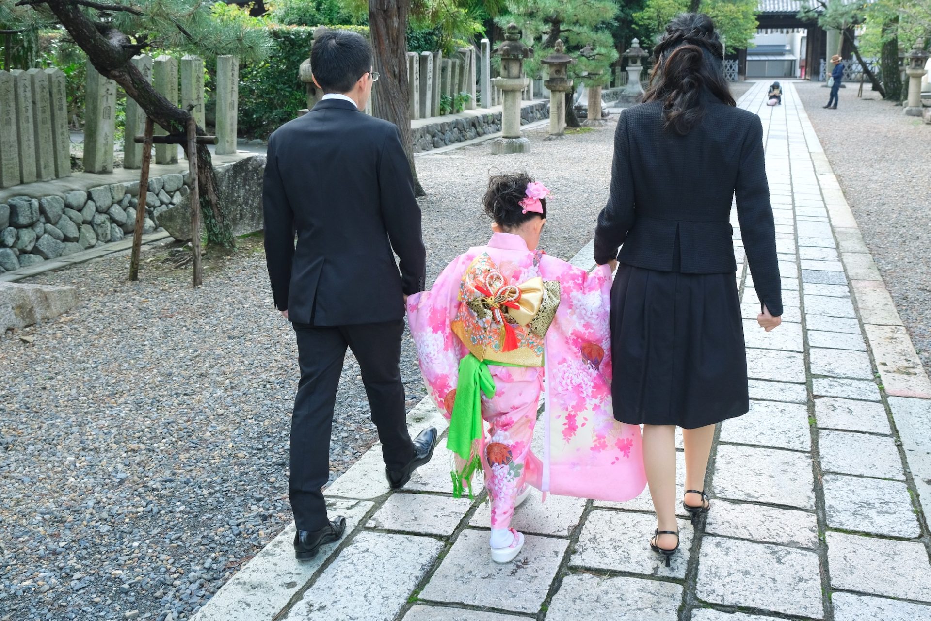 御香宮神社で七五三の女の子の着物