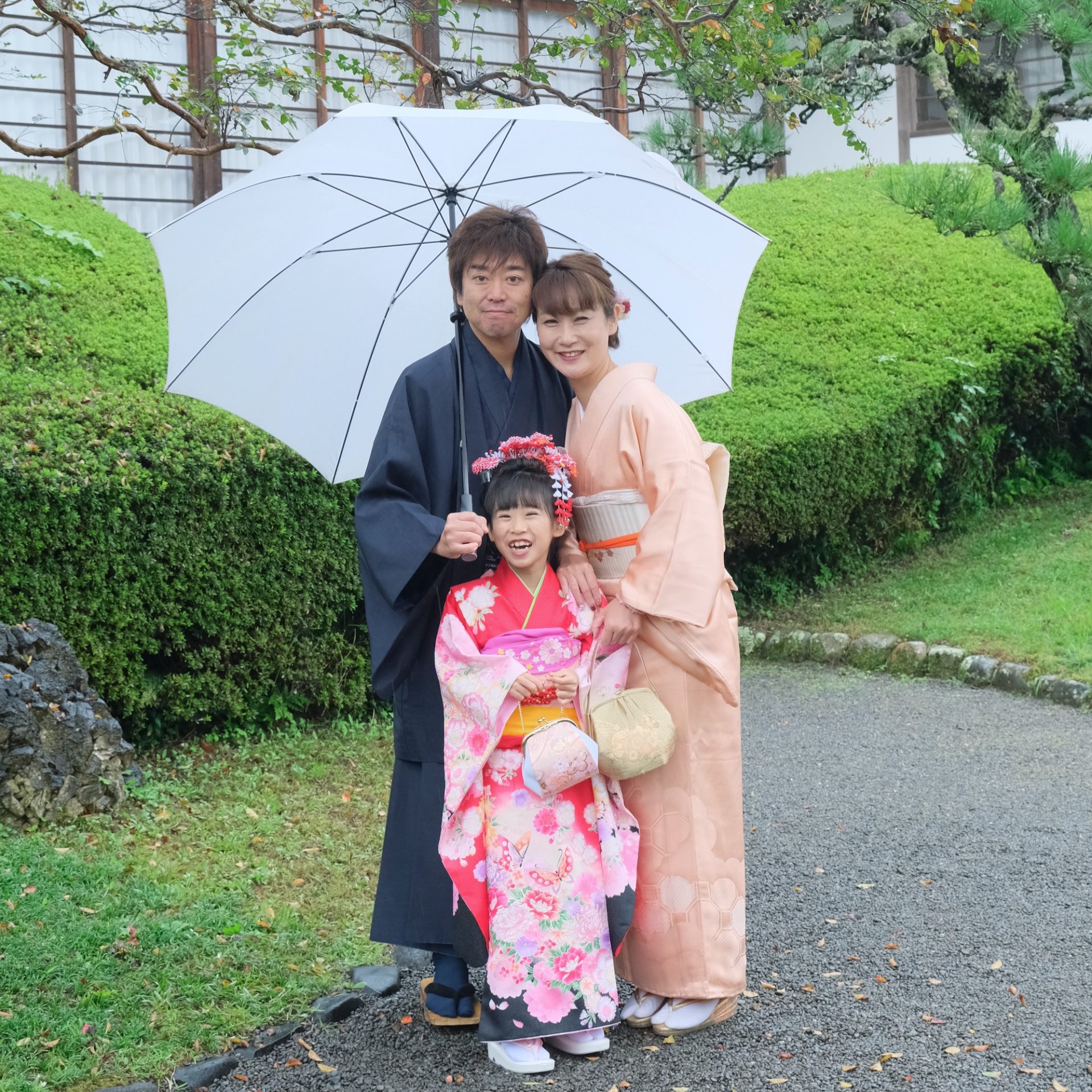 大神神社で七五三参りの女の子