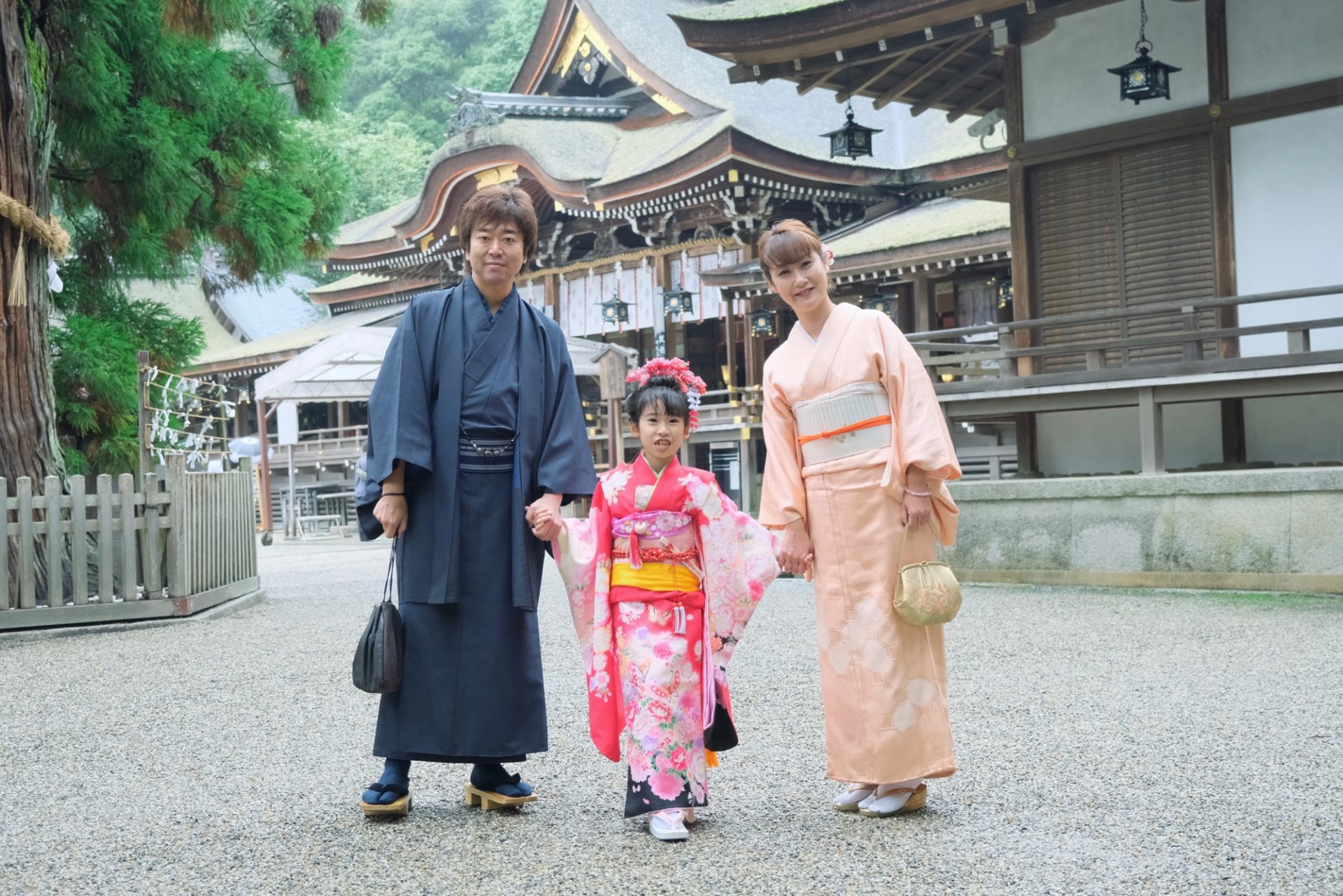 大神神社で七五三参りの女の子