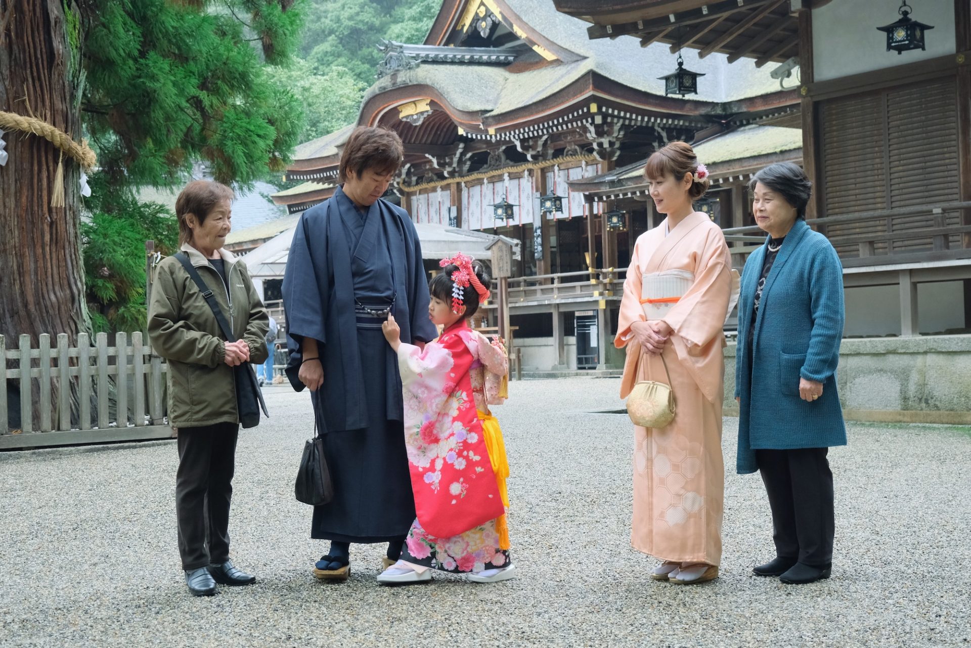 大神神社で七五三参りの女の子