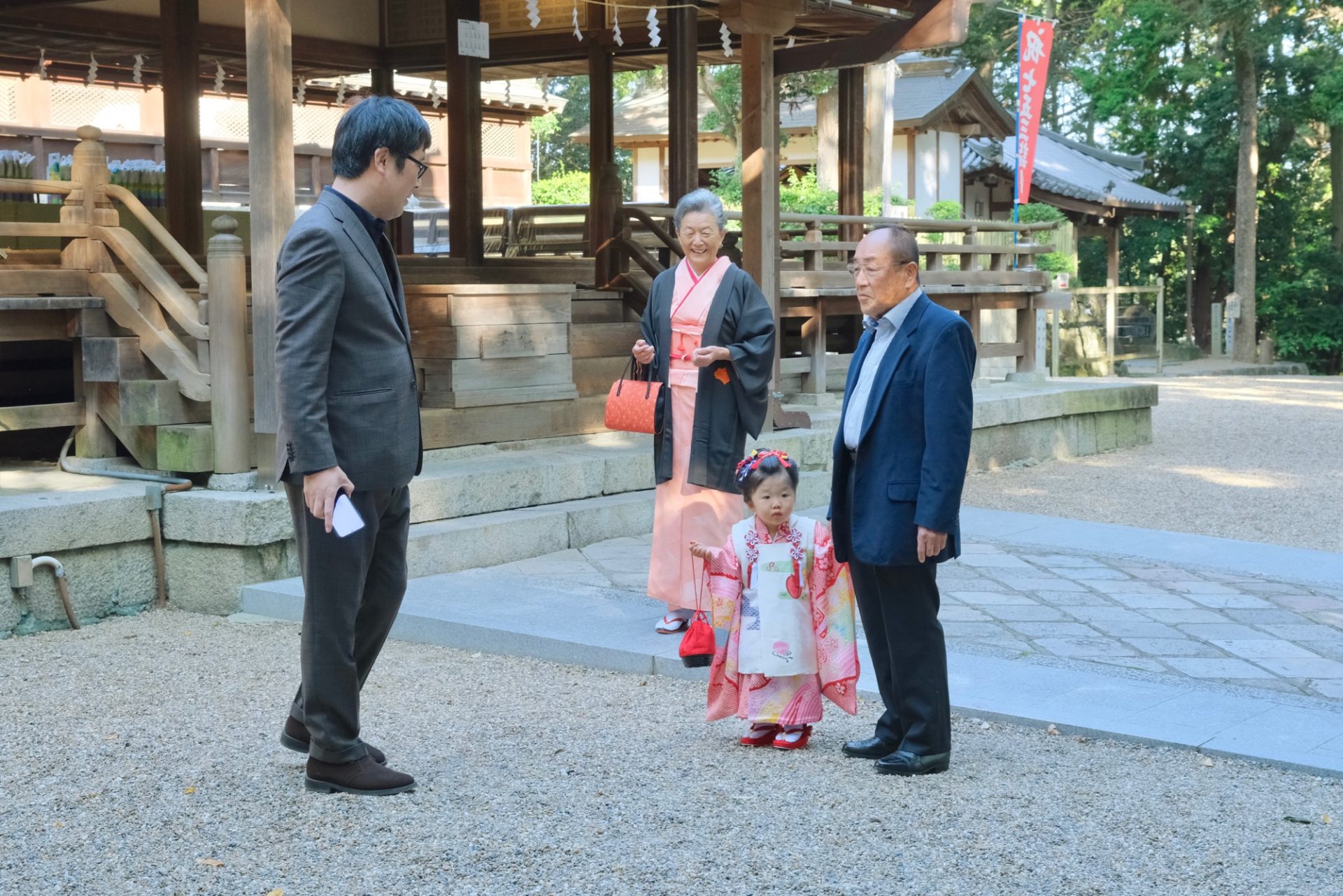 往馬大社で七五三の着物の女の子