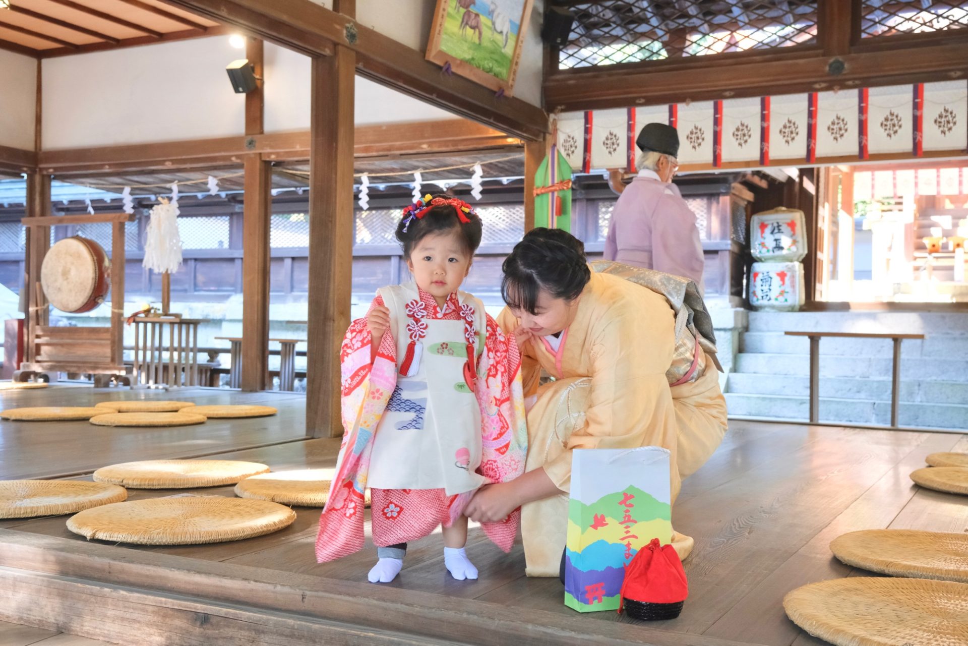 往馬大社で七五三の着物の女の子