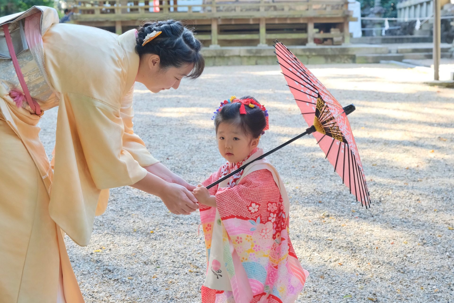 往馬大社で七五三の着物の女の子