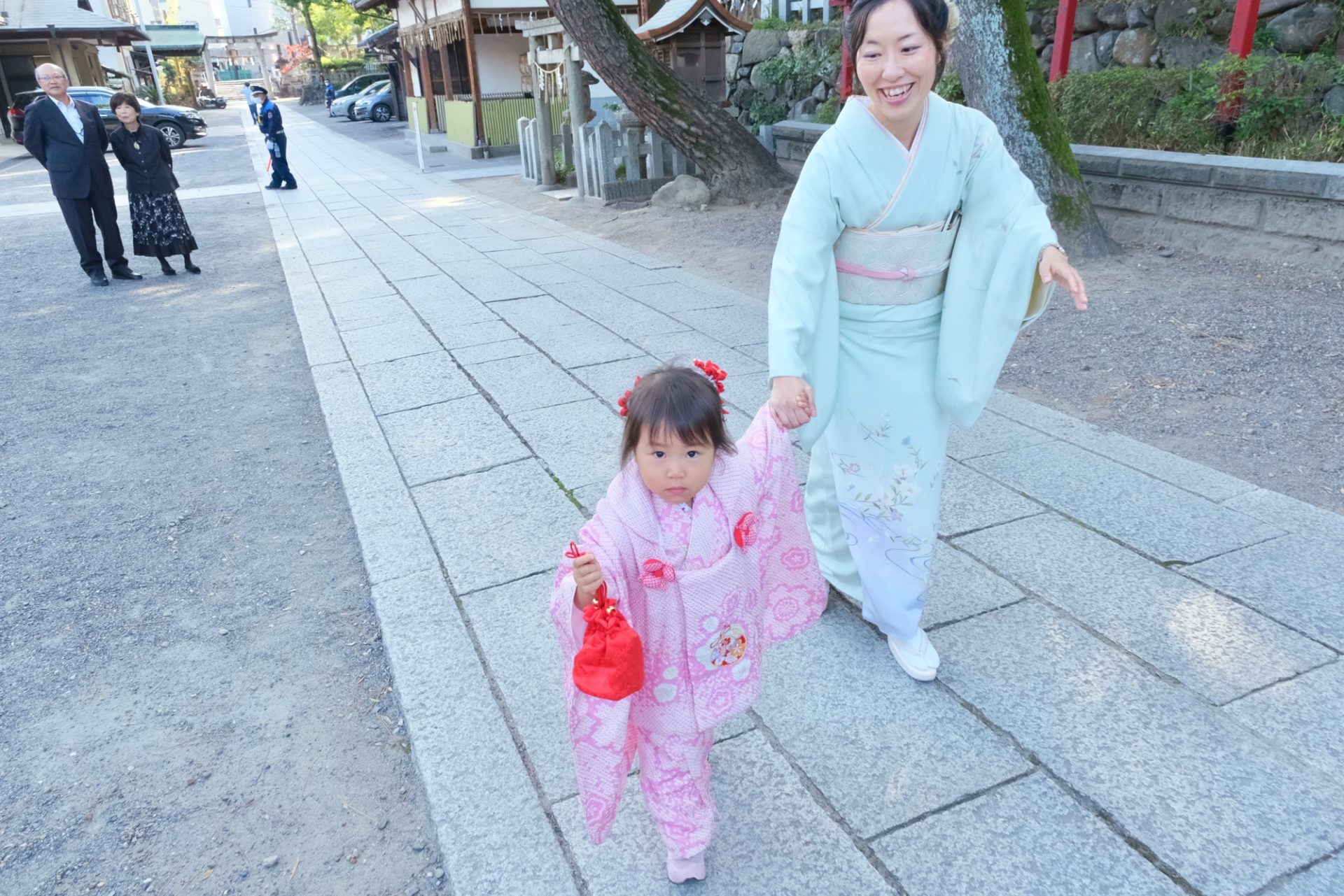 茨木神社で七五三の女の子の着物