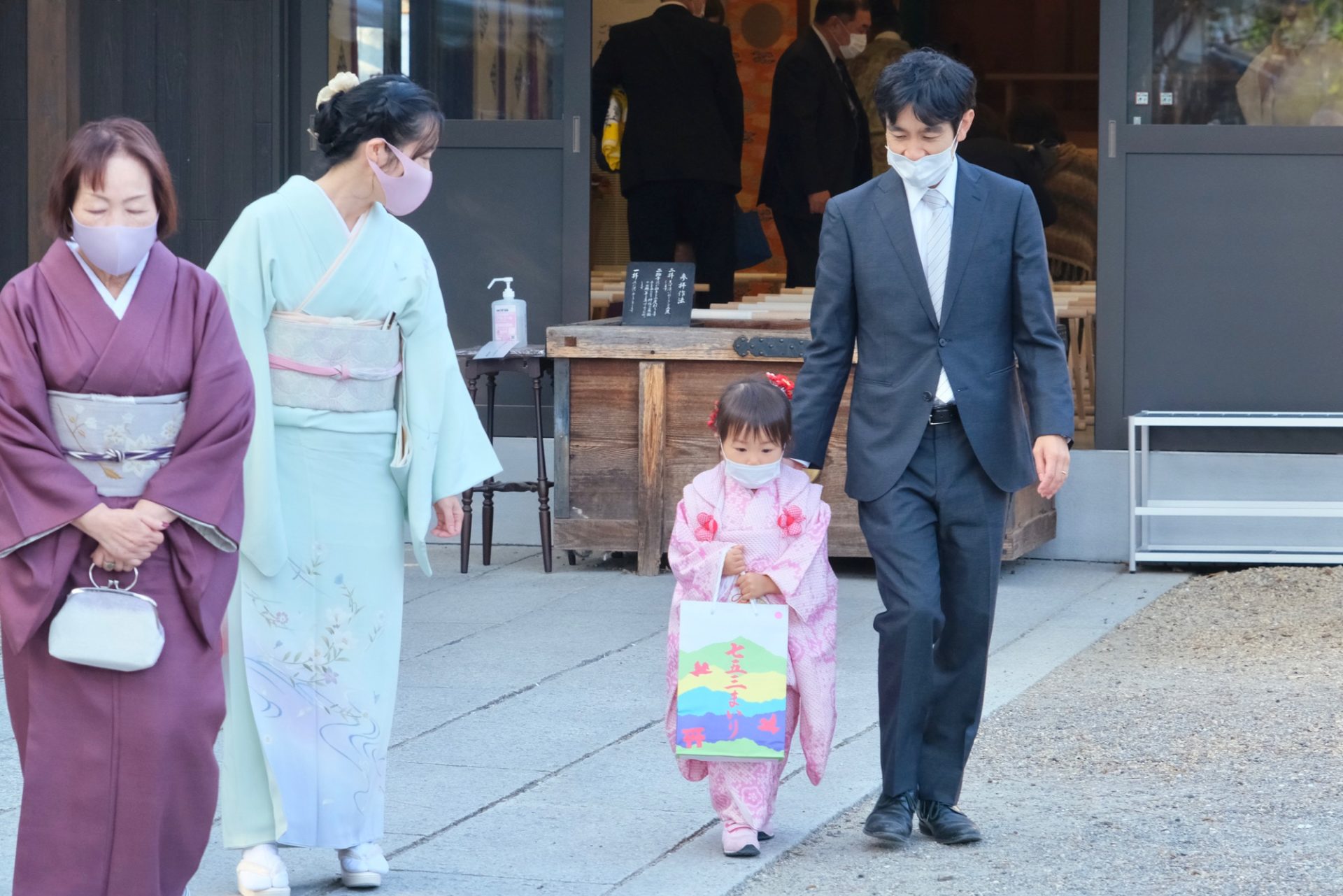 茨木神社で七五三の女の子の着物