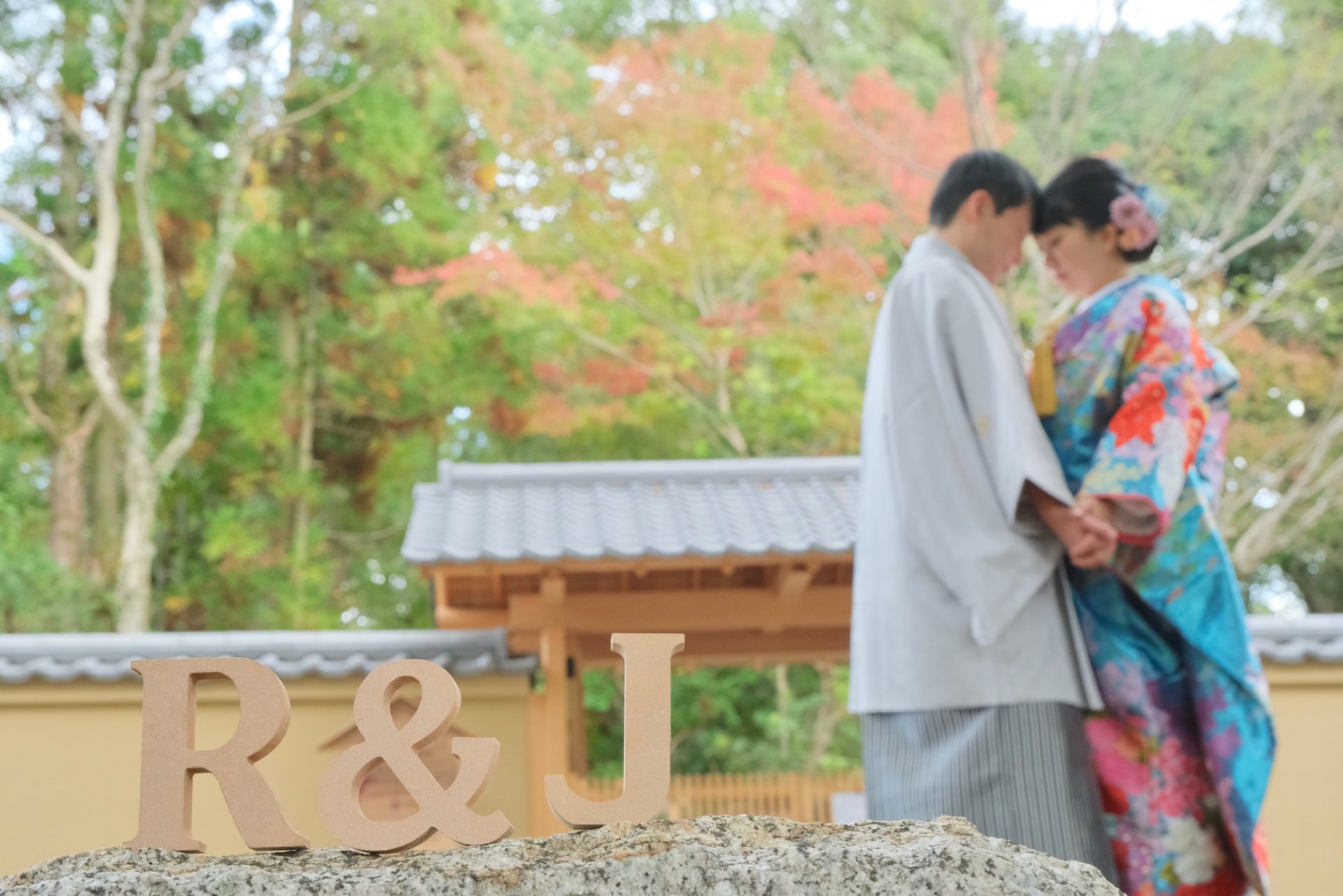 紅葉の奈良公園で和装の前撮りの新婦さん