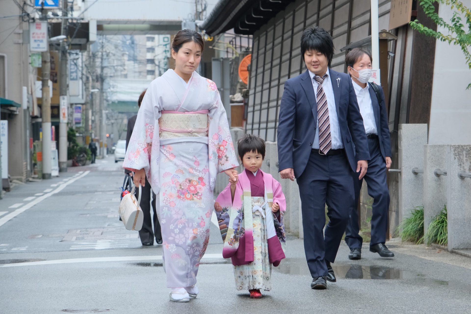 大阪天満宮で七五三の着物の男の子