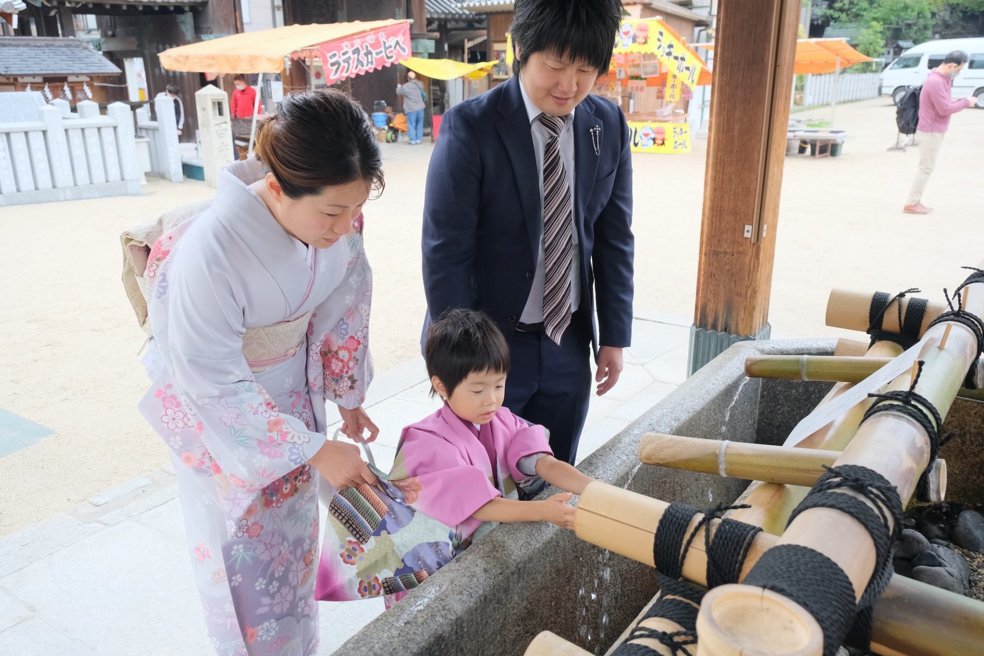 大阪天満宮で七五三の着物の男の子