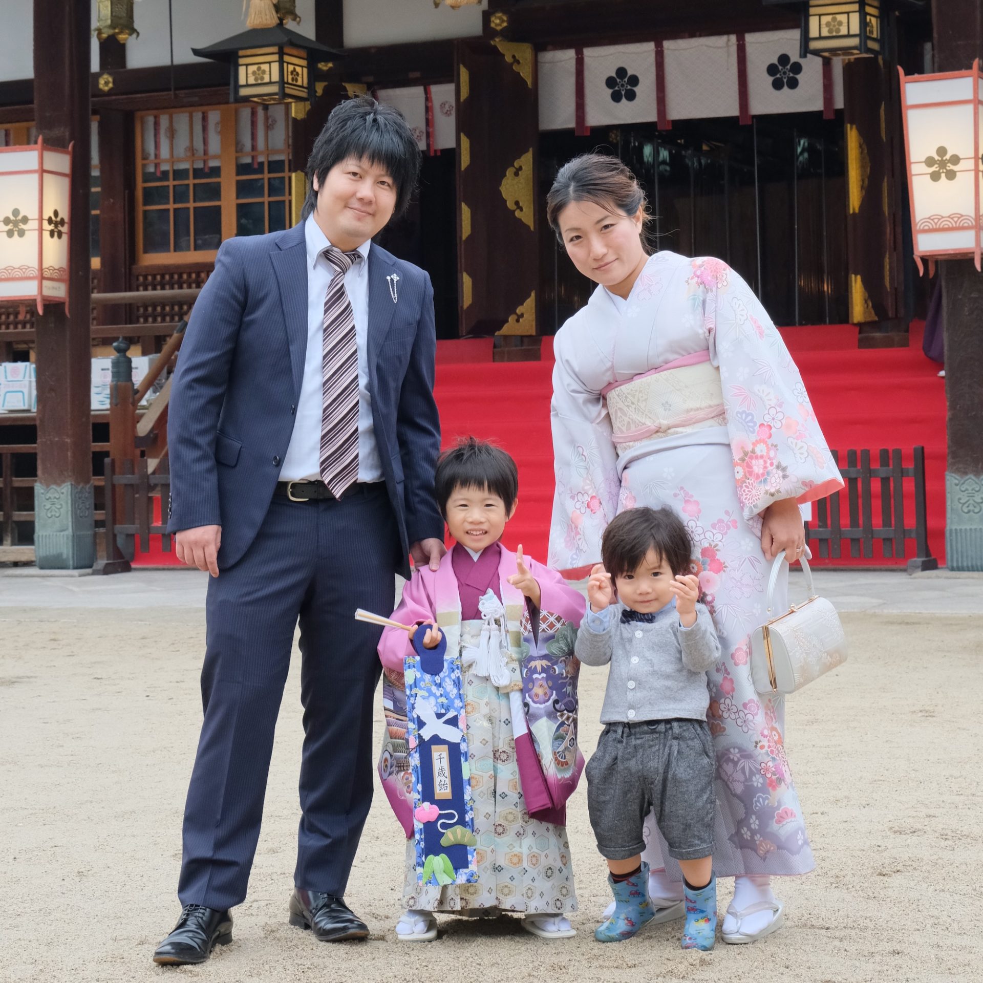 大阪天満宮で七五三の着物の男の子