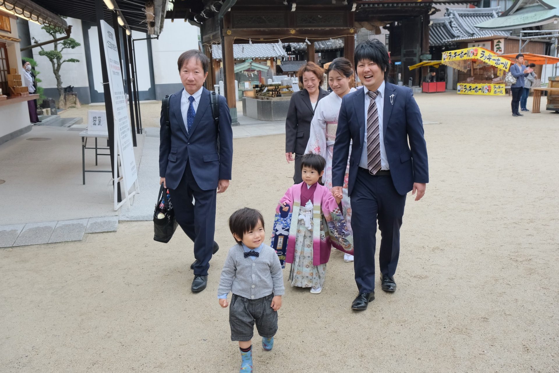 大阪天満宮で七五三の着物の男の子