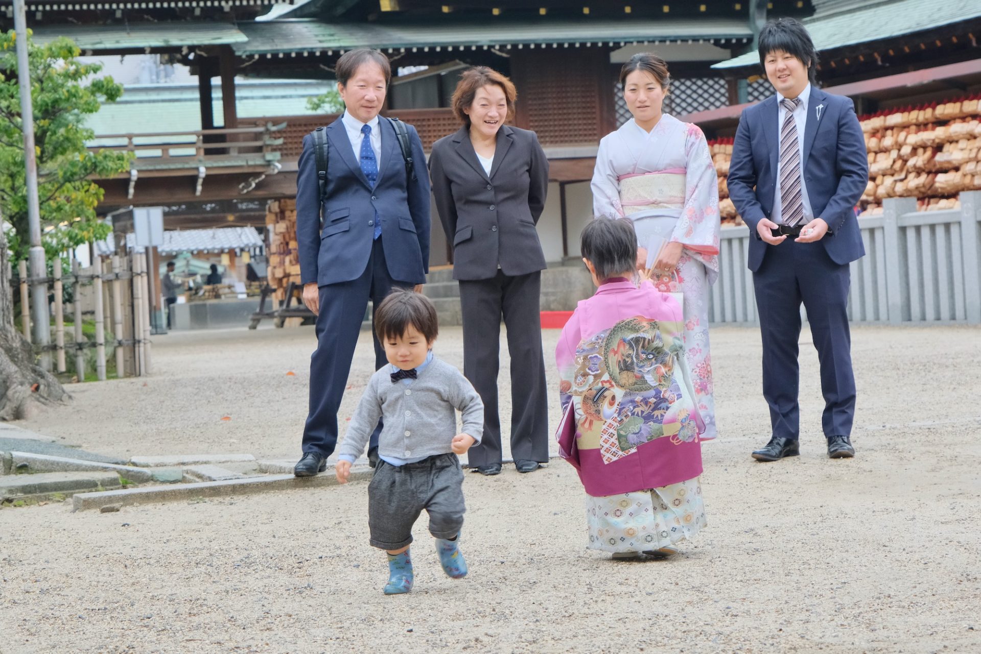 大阪天満宮で七五三の着物の男の子