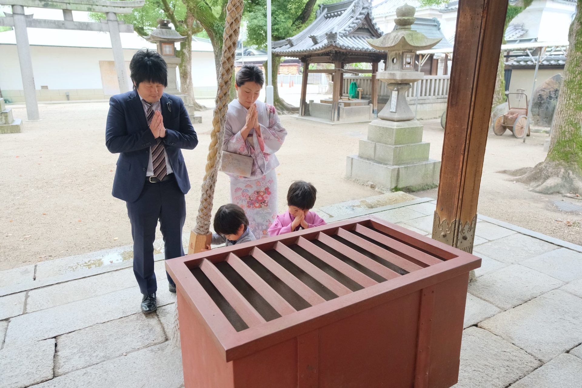 大阪天満宮で七五三の着物の男の子