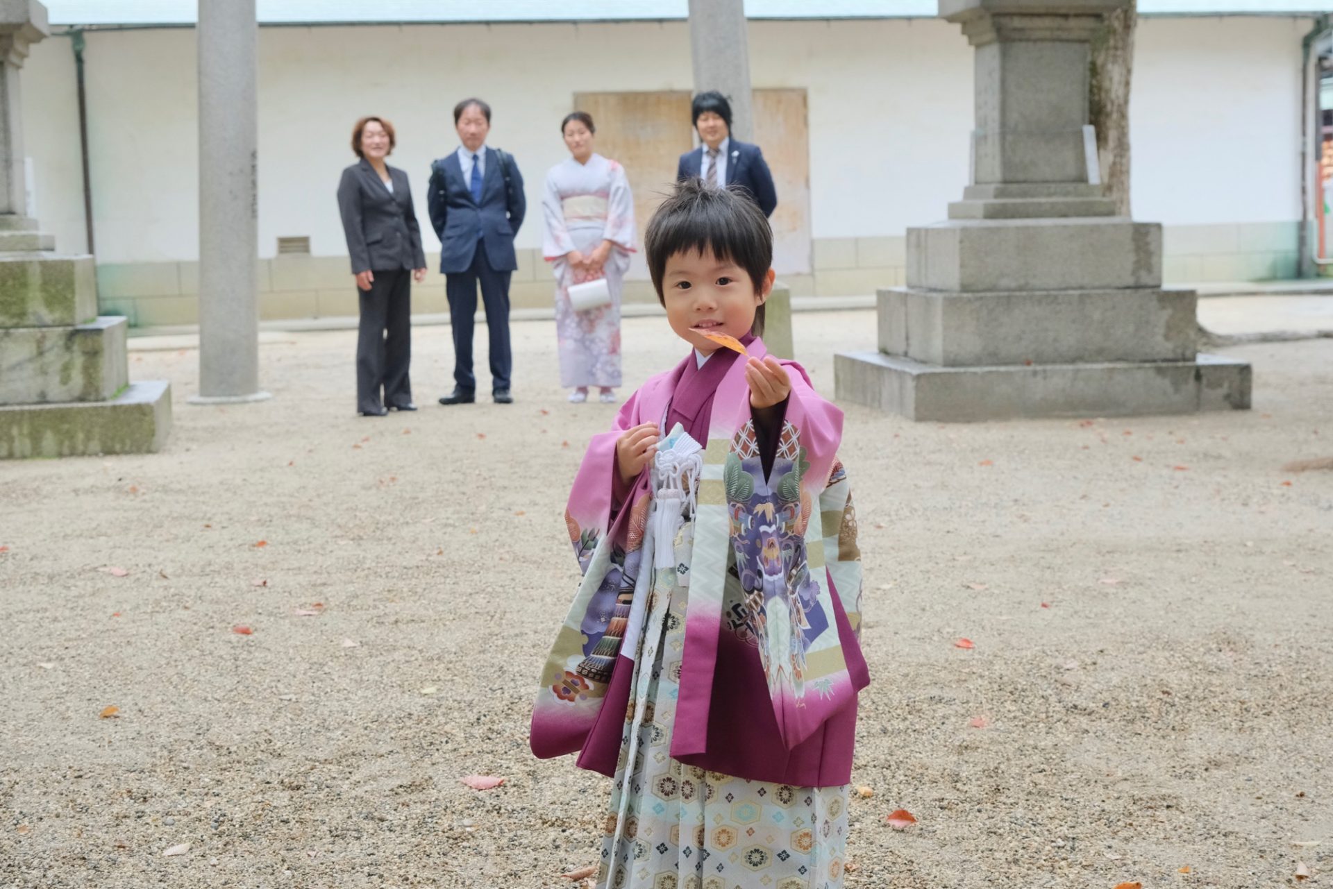 大阪天満宮で七五三の着物の男の子