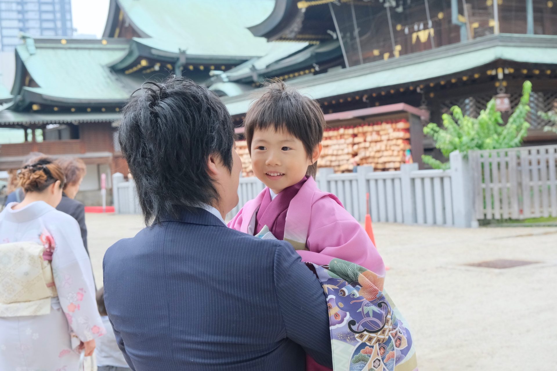 大阪天満宮で七五三の着物の男の子