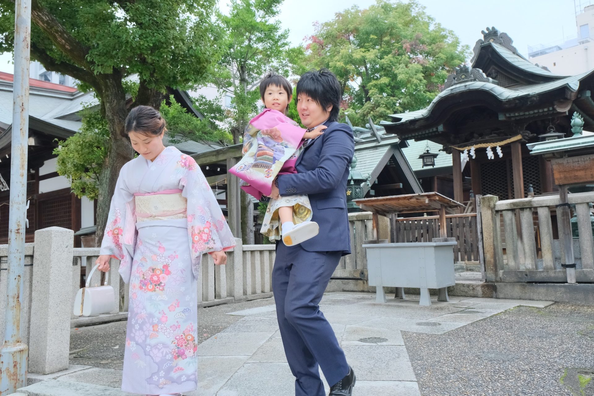 大阪天満宮で七五三の着物の男の子