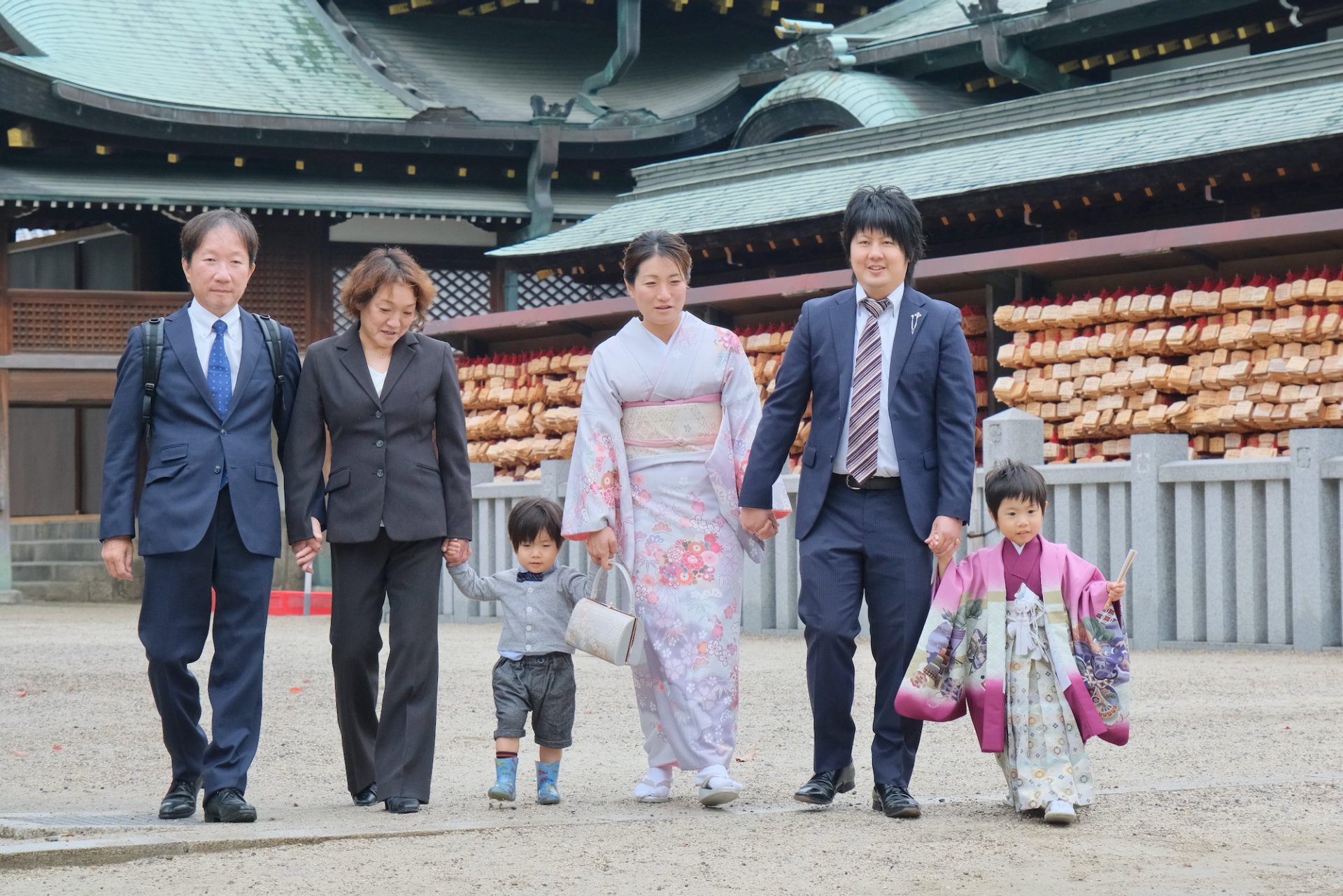 【大阪天満宮で七五三】着物姿の元気な男の子は境内を走りまわっていました！