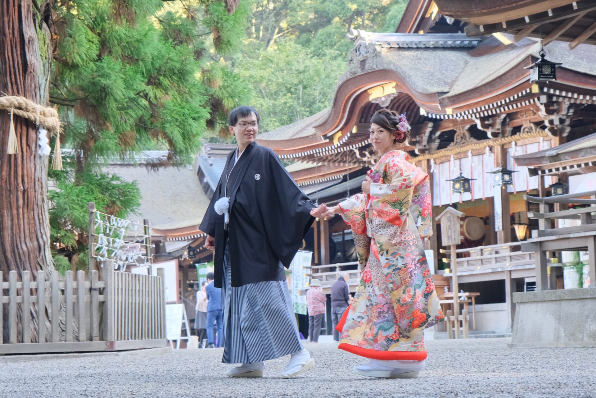 【大神神社で結婚式】花嫁さんの衣装は白無垢と色打掛の神前式
