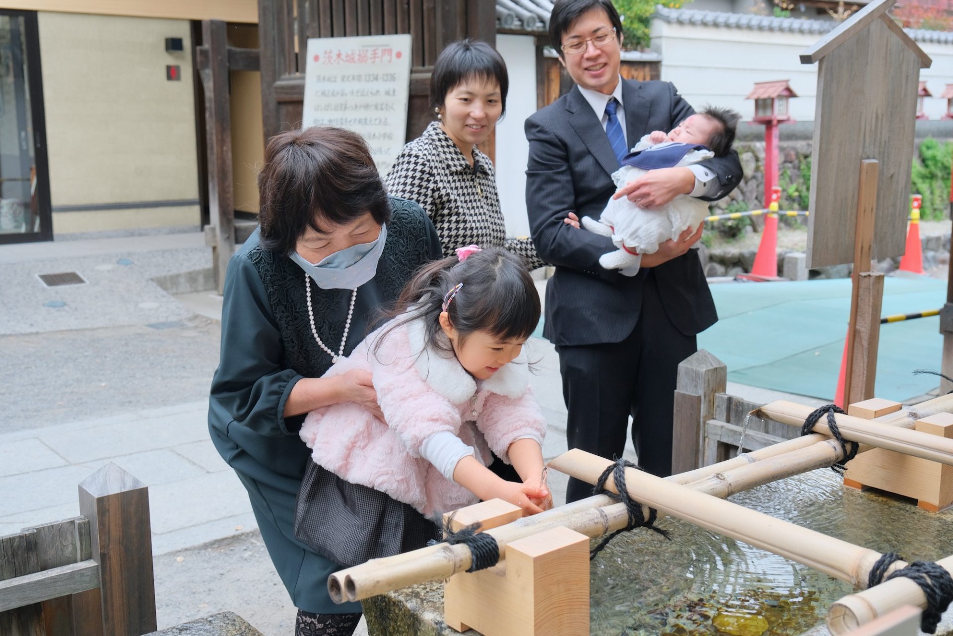 茨木神社でお宮参りの赤ちゃん