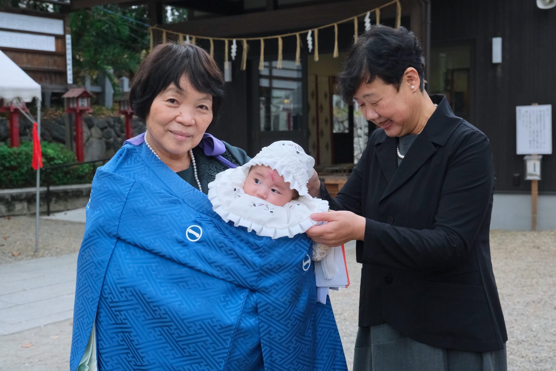 茨木神社でお宮参りの赤ちゃん