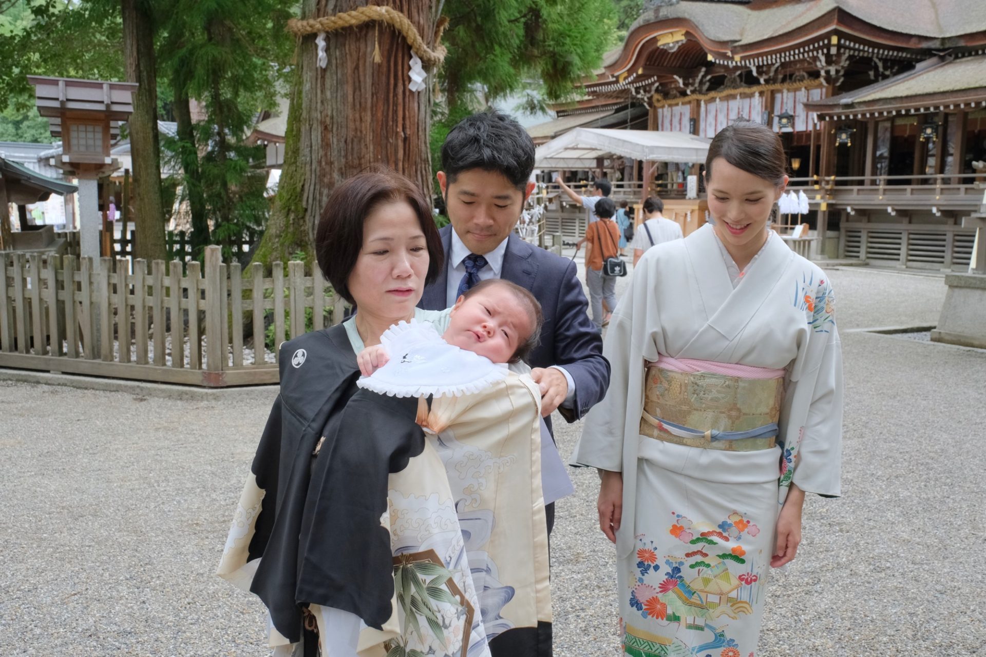 大神神社にお参りするお宮参り写真