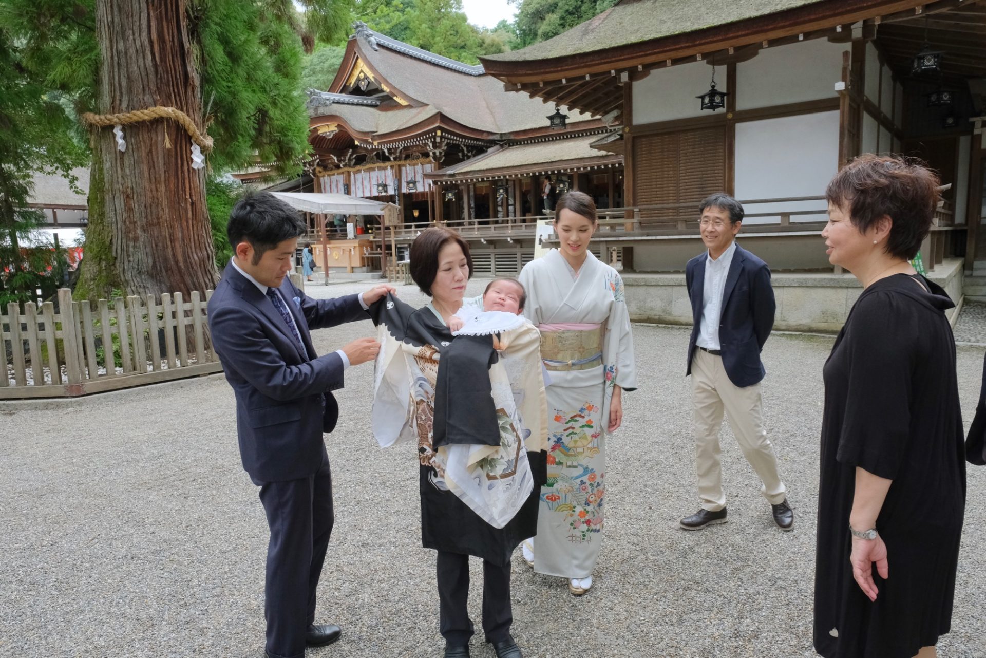 大神神社にお参りするお宮参り写真