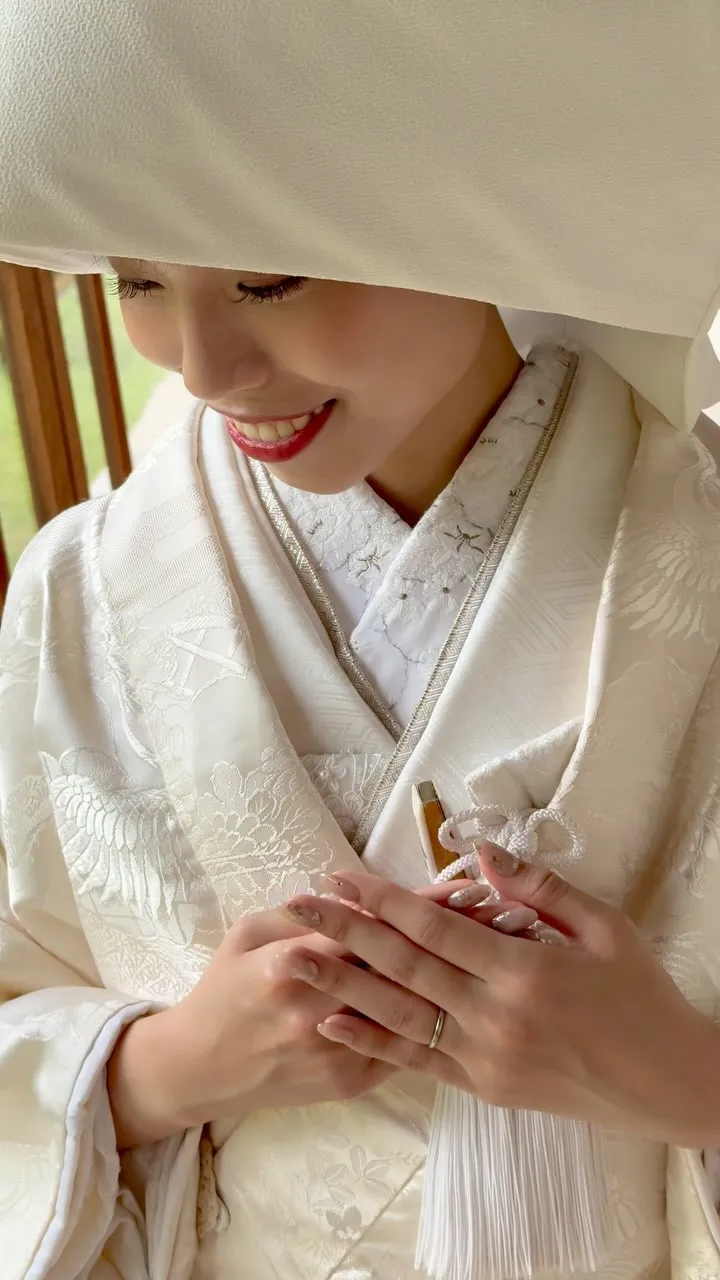 大神神社の結婚式は恵の雨の中で