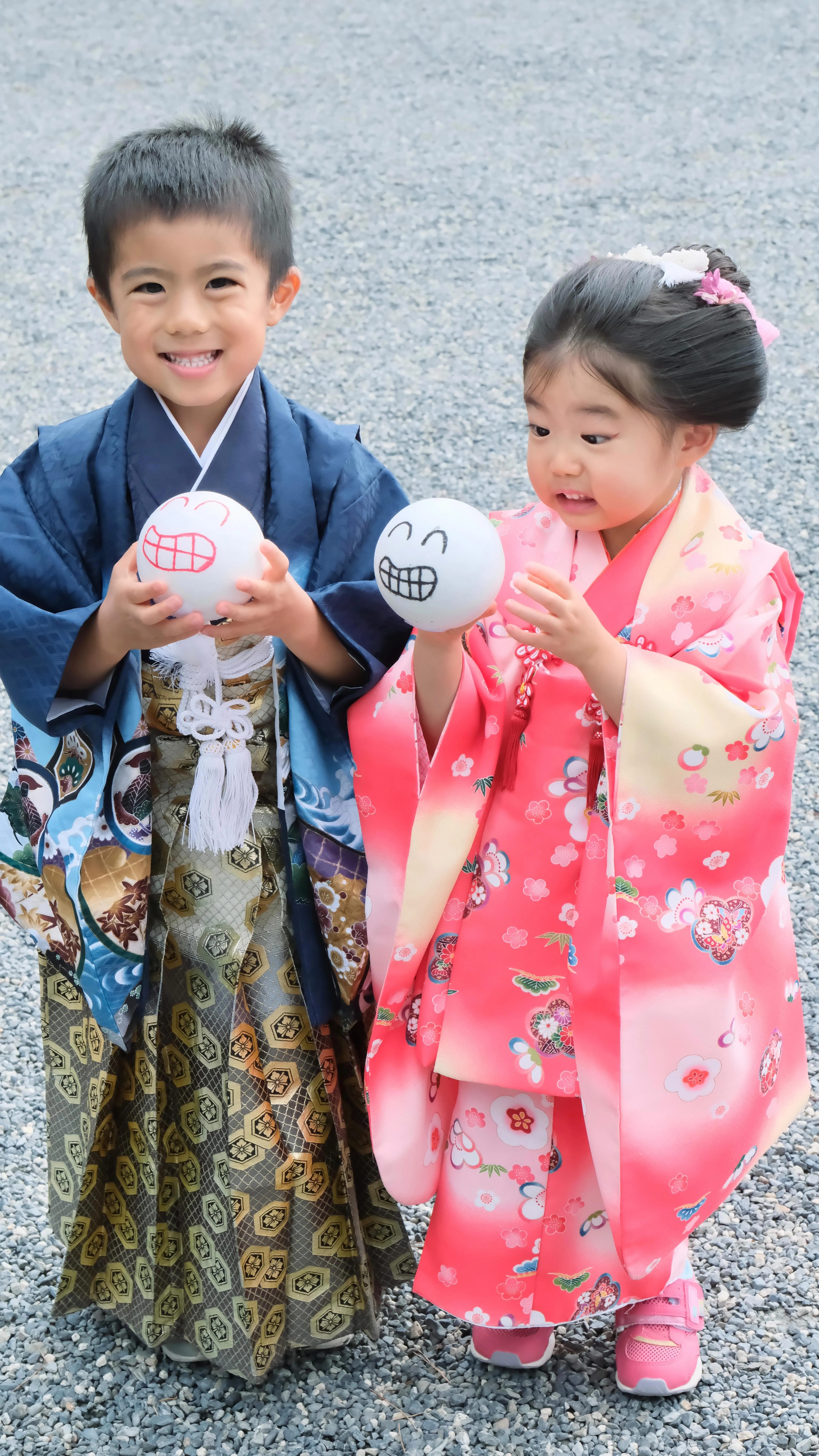 平安神宮で兄と妹の七五三はルンルン気分