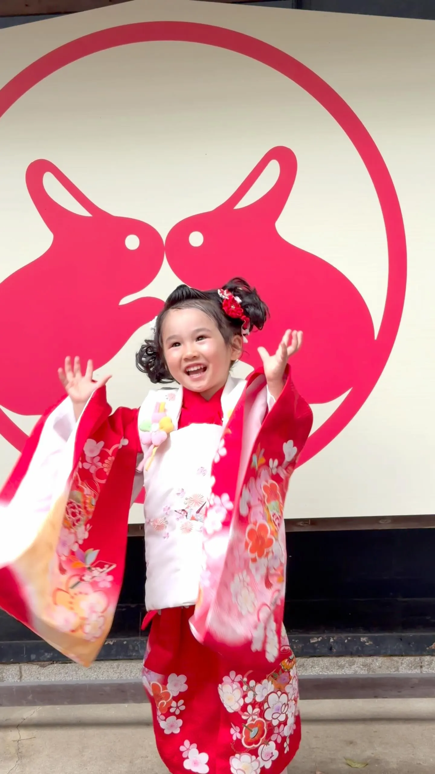 岡崎神社で雨の七五三は元気爆発の女の子